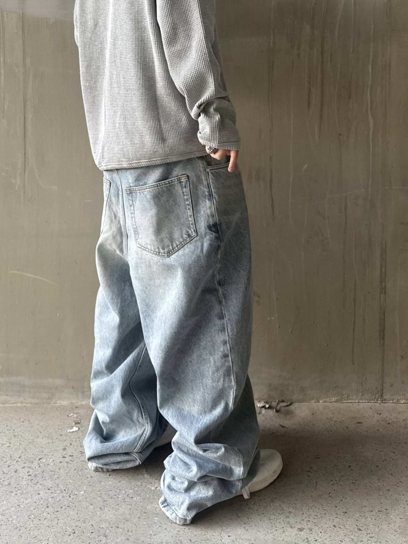 Honey Scoop House HNY Logo Trucker Cap Black, NOD Wide Baggy Denim pants Light blue 착용 스타일 - 4