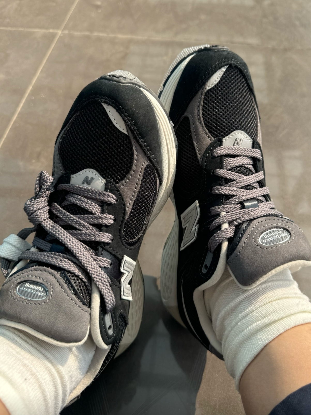 New Balance 2002R Premium Vintage Black 착용 스타일