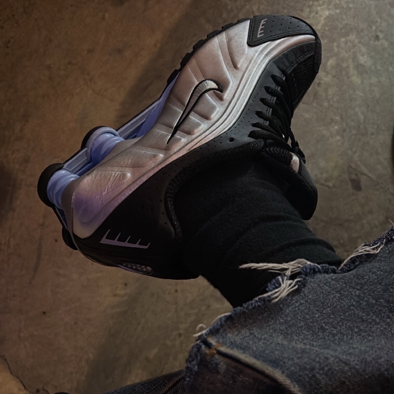 Nike Shox R4 Metallic Silver Black 착용 스타일 - 3