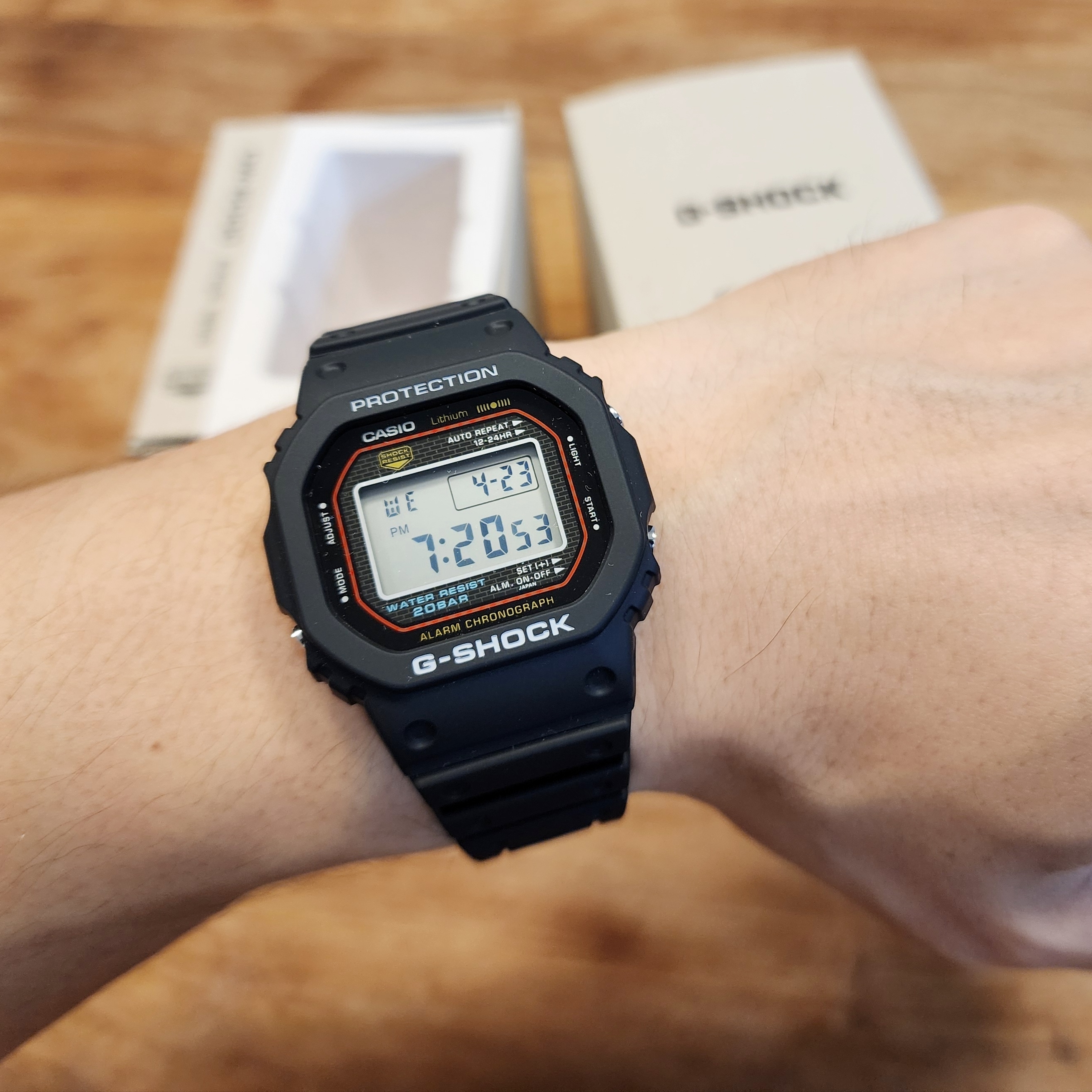 Casio G-Shock DW-5000R-1A 착용 스타일 - 1
