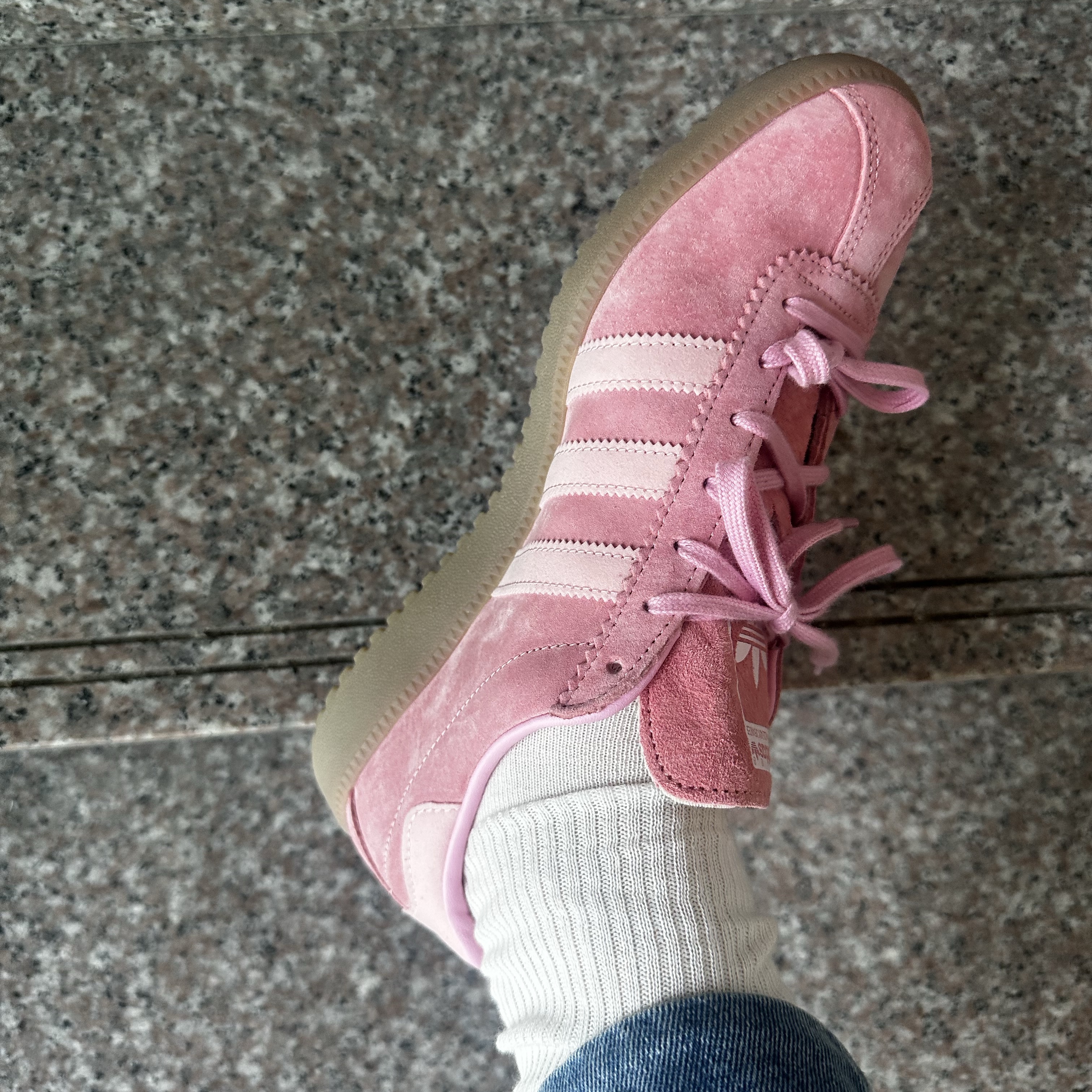 Adidas Bermuda Glow Pink 착용 스타일 - 1