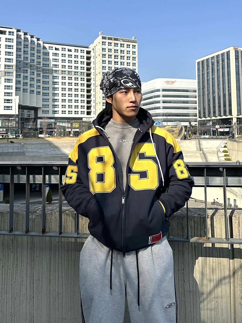BORN TO WIN 85 Applique Rugby Hoodie Zip-Up Navy, BORN TO WIN Chrome B Logo Track Line Wide Pants Melange Grey 착용 스타일