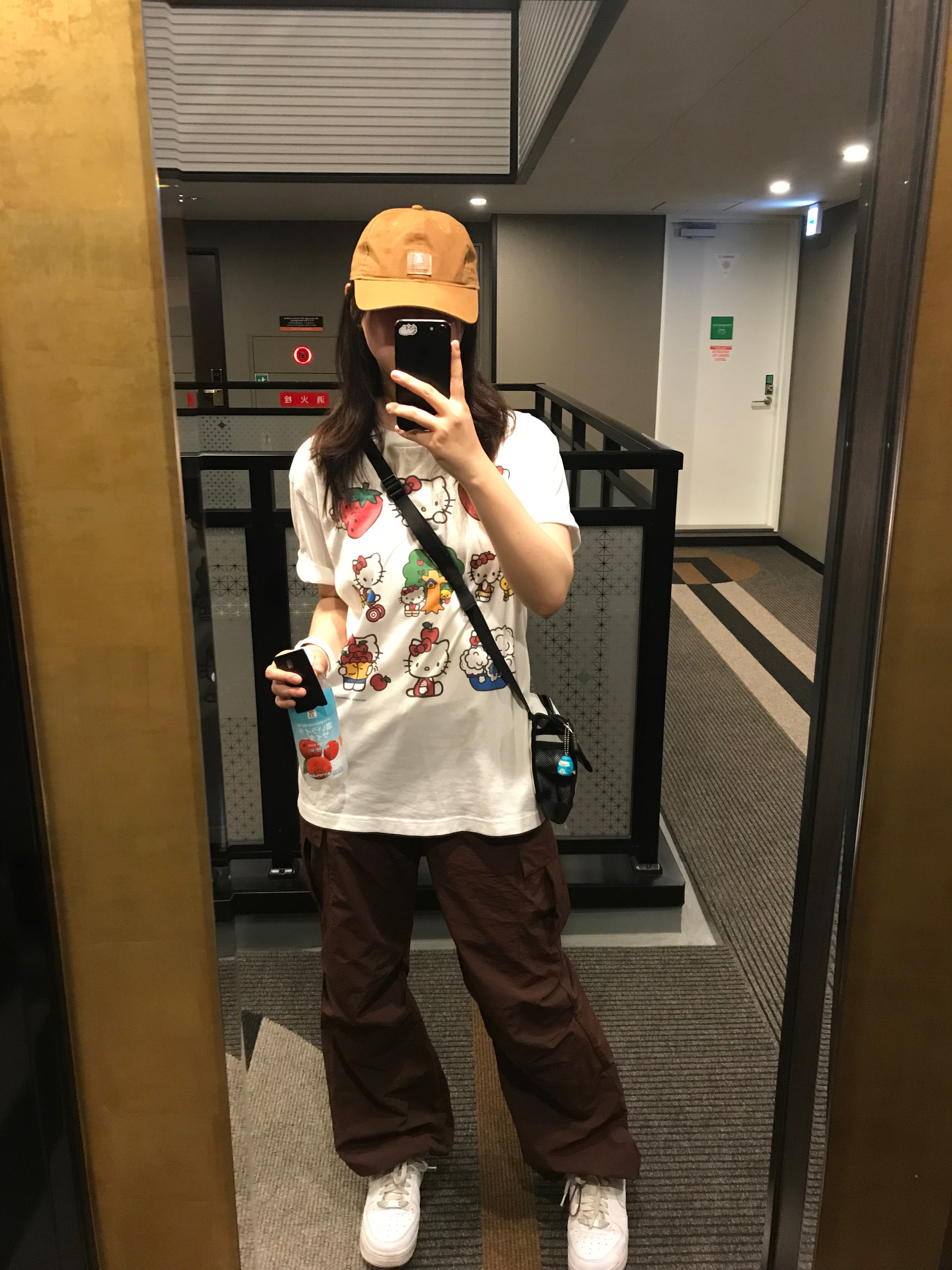 The North Face White Label Mini Cross Bag White, Carhartt Canvas Cap Carhartt Brown 착용 스타일