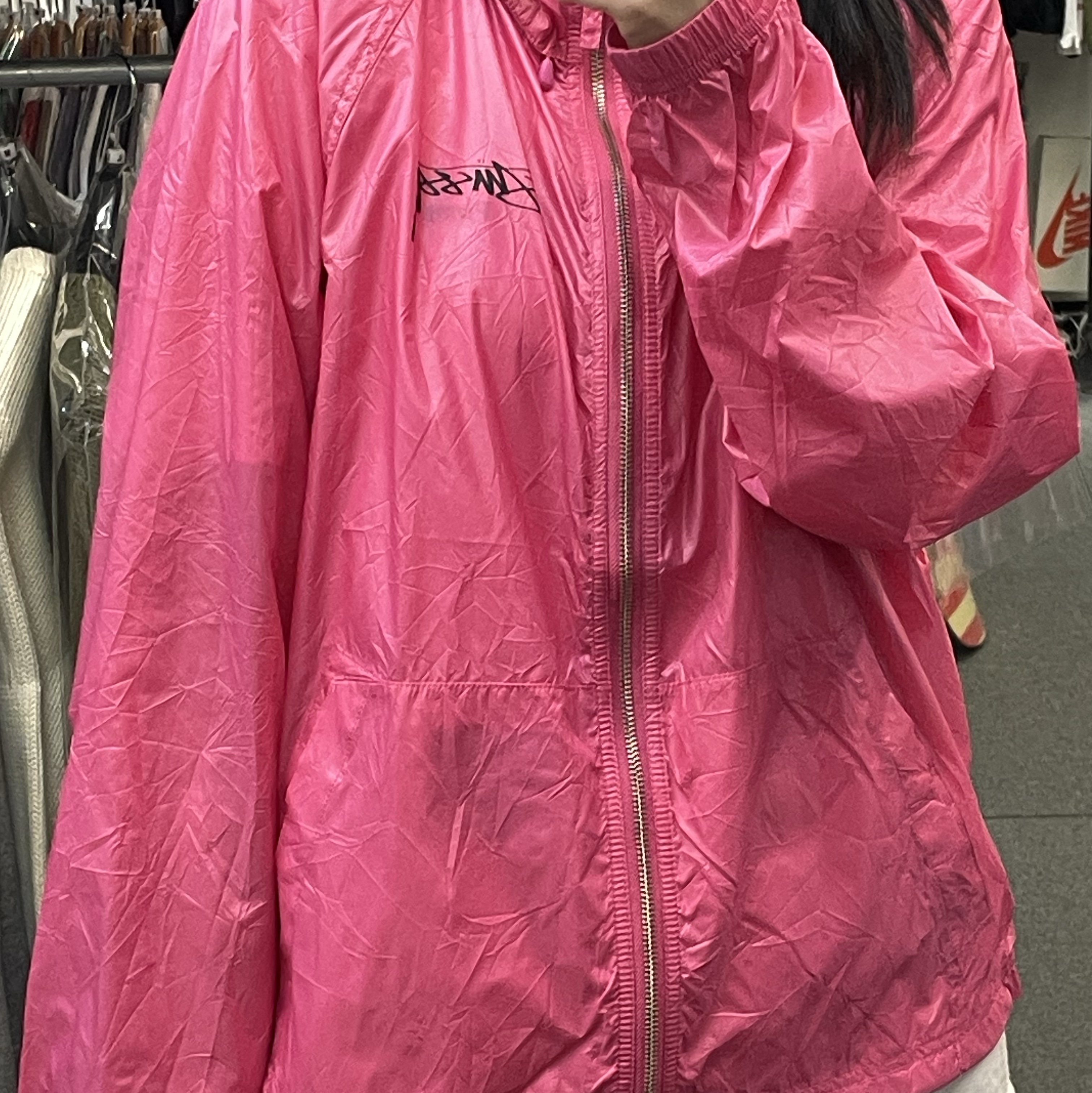 Stussy Beach Shell Wrinkled Nylon Jacket Magenta 착용 스타일 - 2