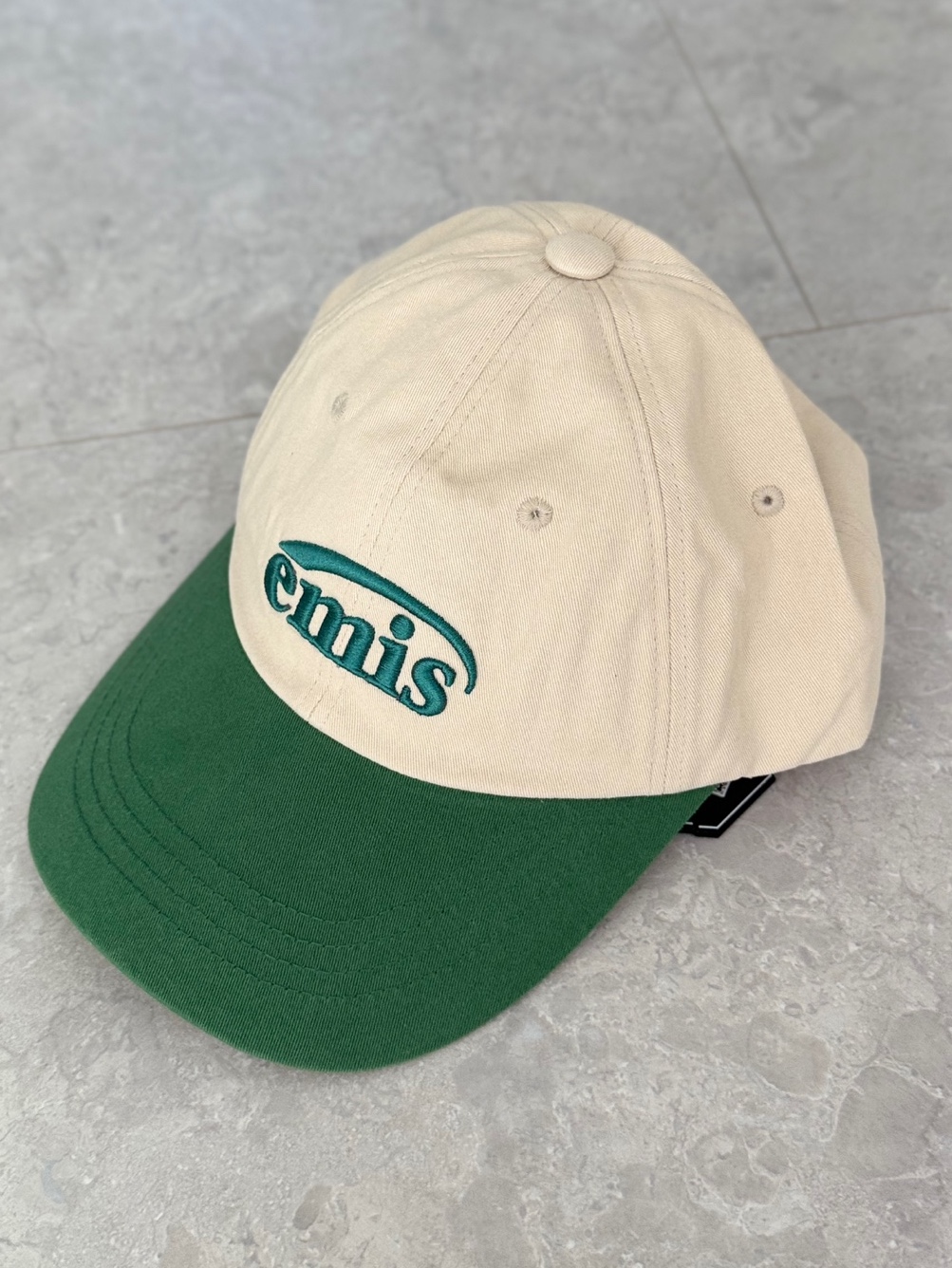 Emis New Logo Emis Cap Beige Green 착용 스타일