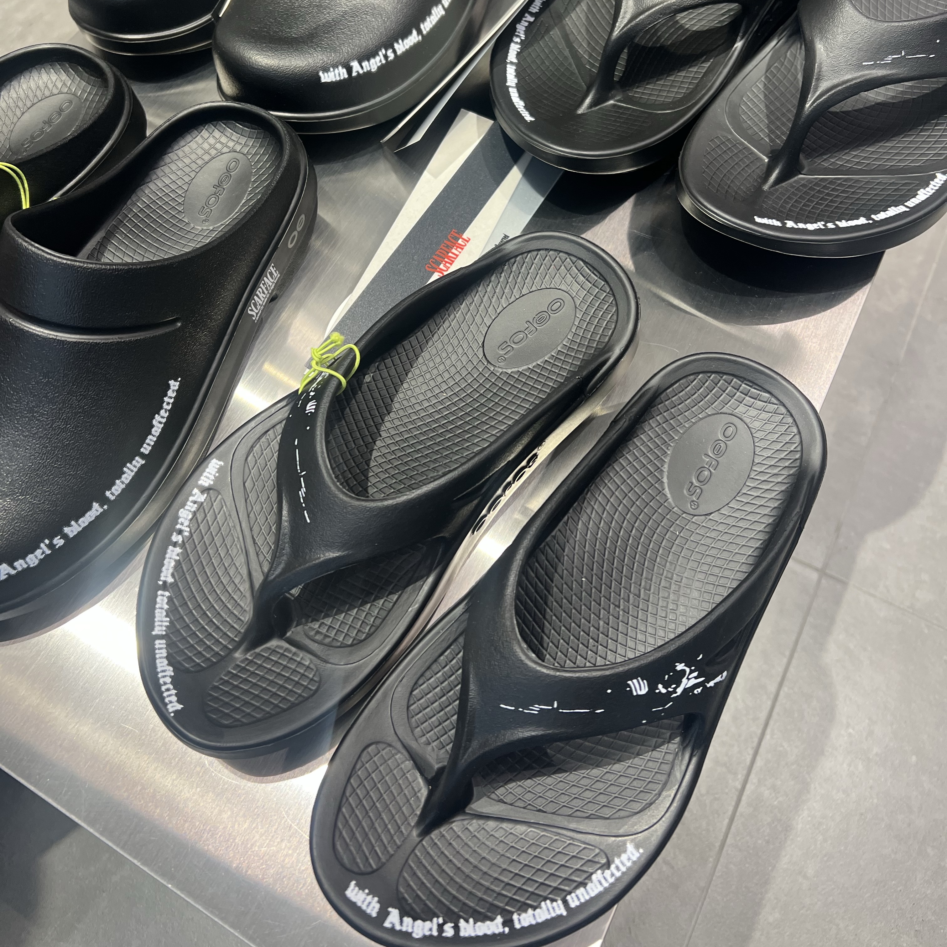 Oofos x Unaffected x Scarface Flip Flop Black, Oofos x Unaffected x Scarface Clog Black 착용 스타일
