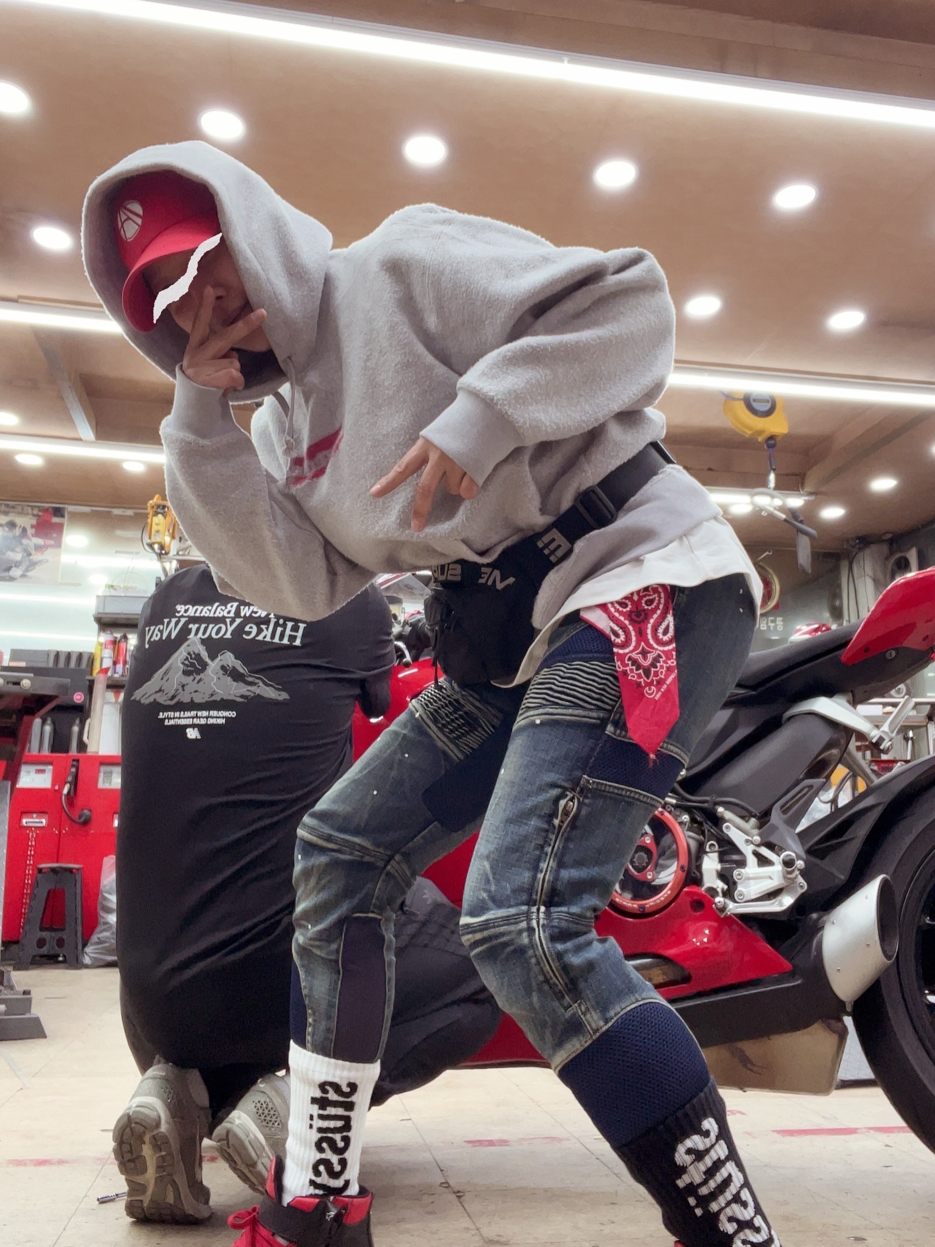 Supreme Hav-A-Hank Bandanas Multicolor (Set of 3) - 24SS, Supreme x Silca Bike Tool Red - 23SS 착용 스타일