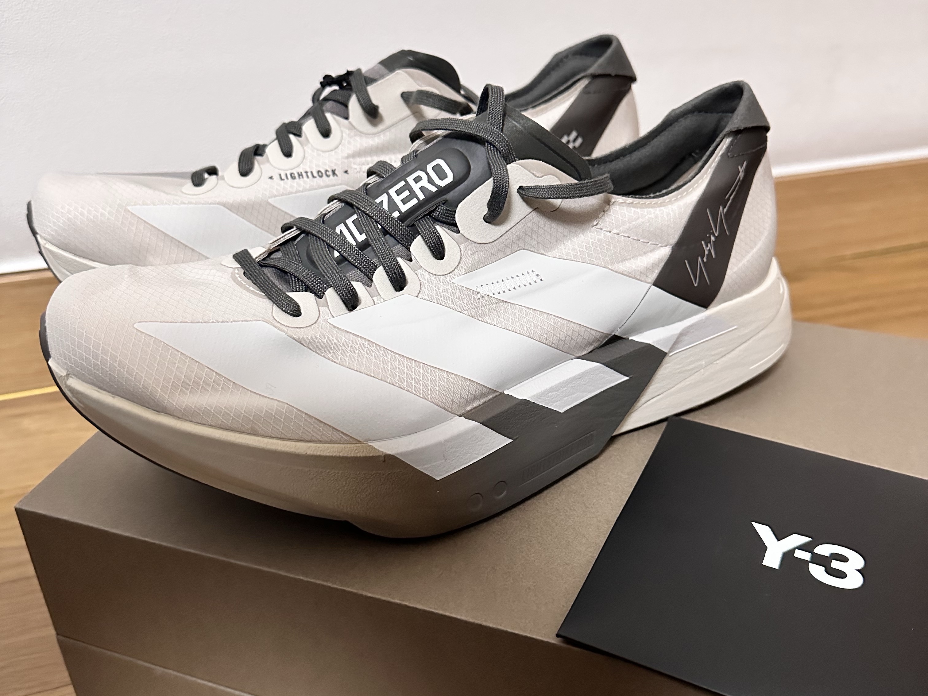 Y-3 Adios Pro 4 Alumina Cinder 착용 스타일 - 1