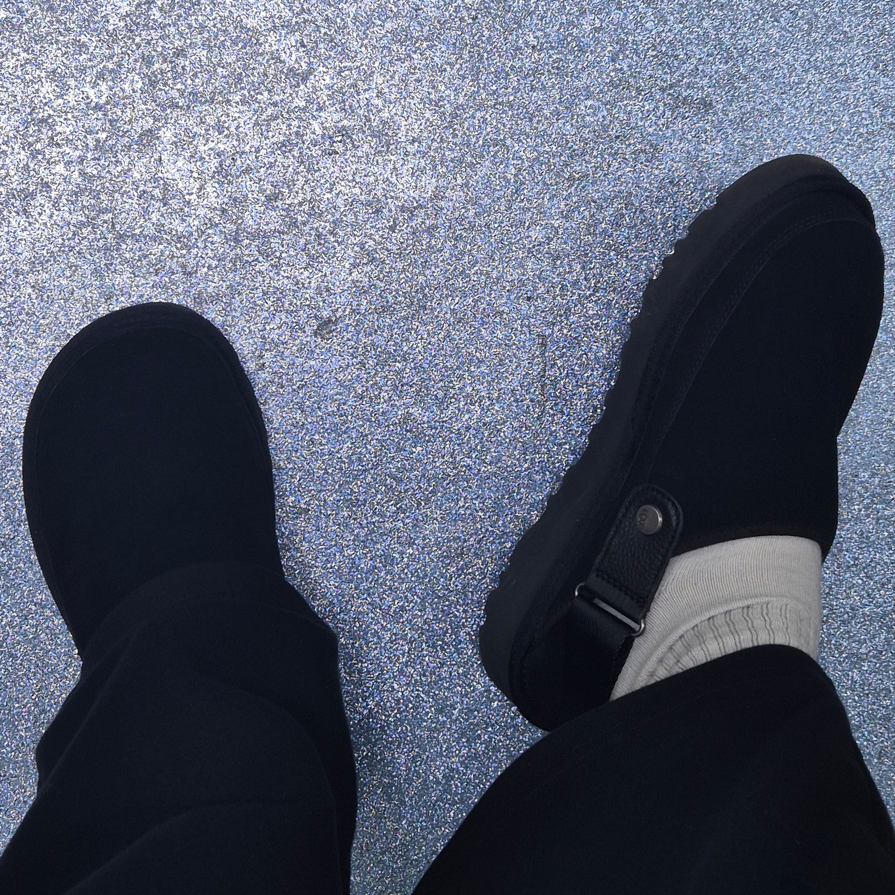 UGG Goldencoast Clog Black 착용 스타일