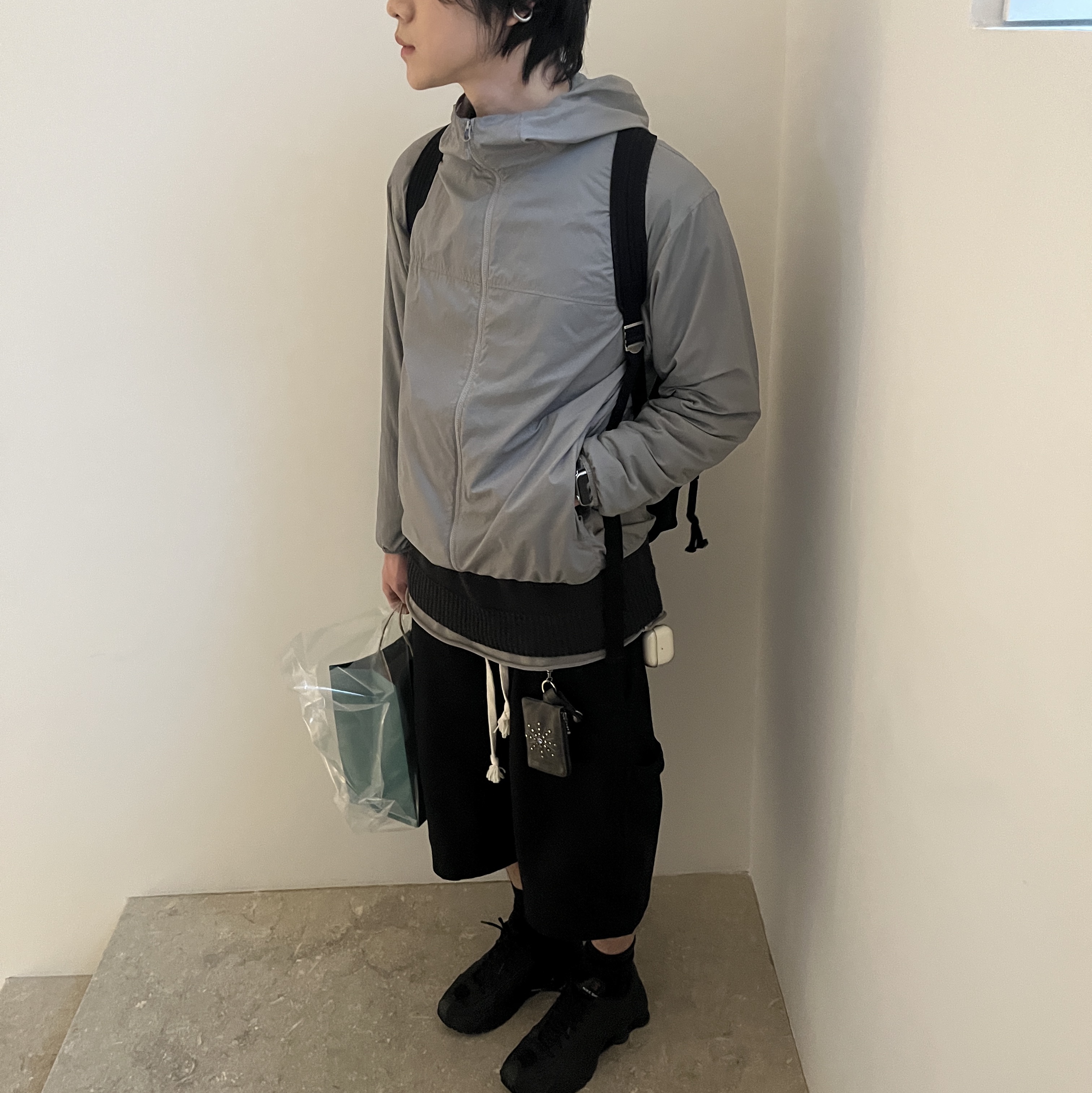 (W) Nike Shox R4 Black, [프리오더] Polyteru Rivet Card Wallet Black 착용 스타일 - 1