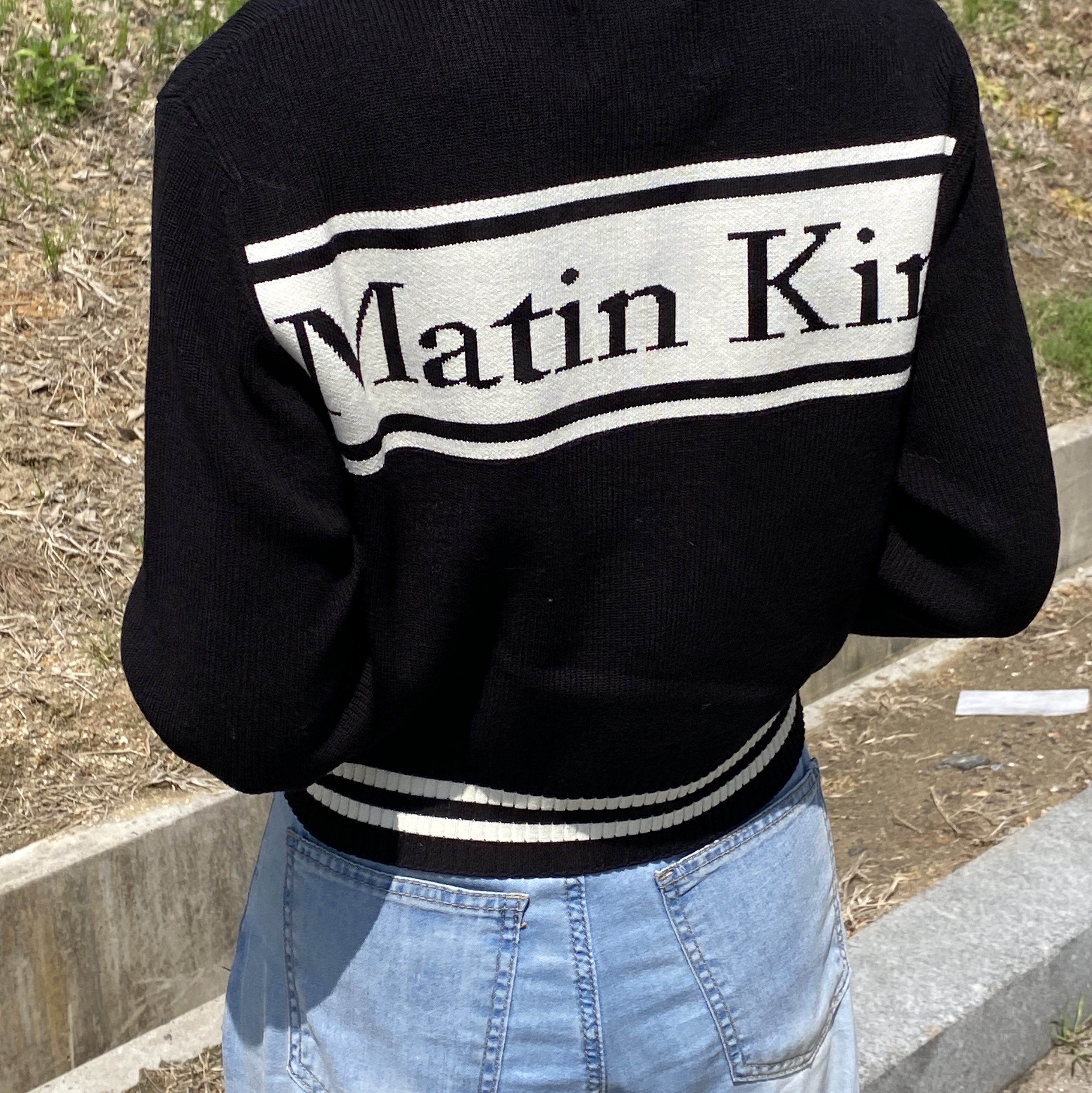 Matin Kim Spell Point Stripe Knit Cardigan Black, Golden Goose Superstar Grey Code Sneakers 착용 스타일 - 4