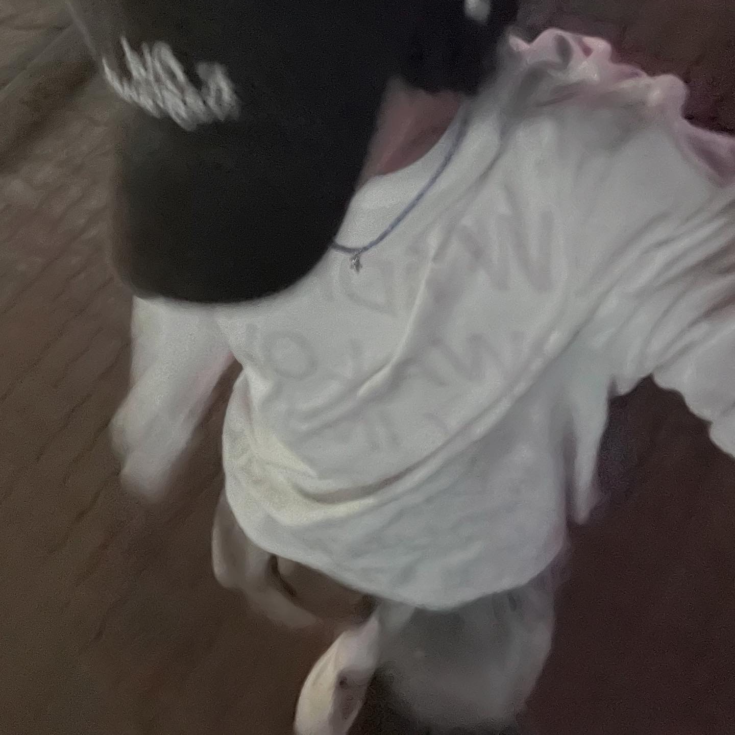 [KREAM 단독] Safarispot Highway Inn LS T-Shirt White Red, Apple AirPods Max Lightning Space Gray (Korean Ver.) 착용 스타일
