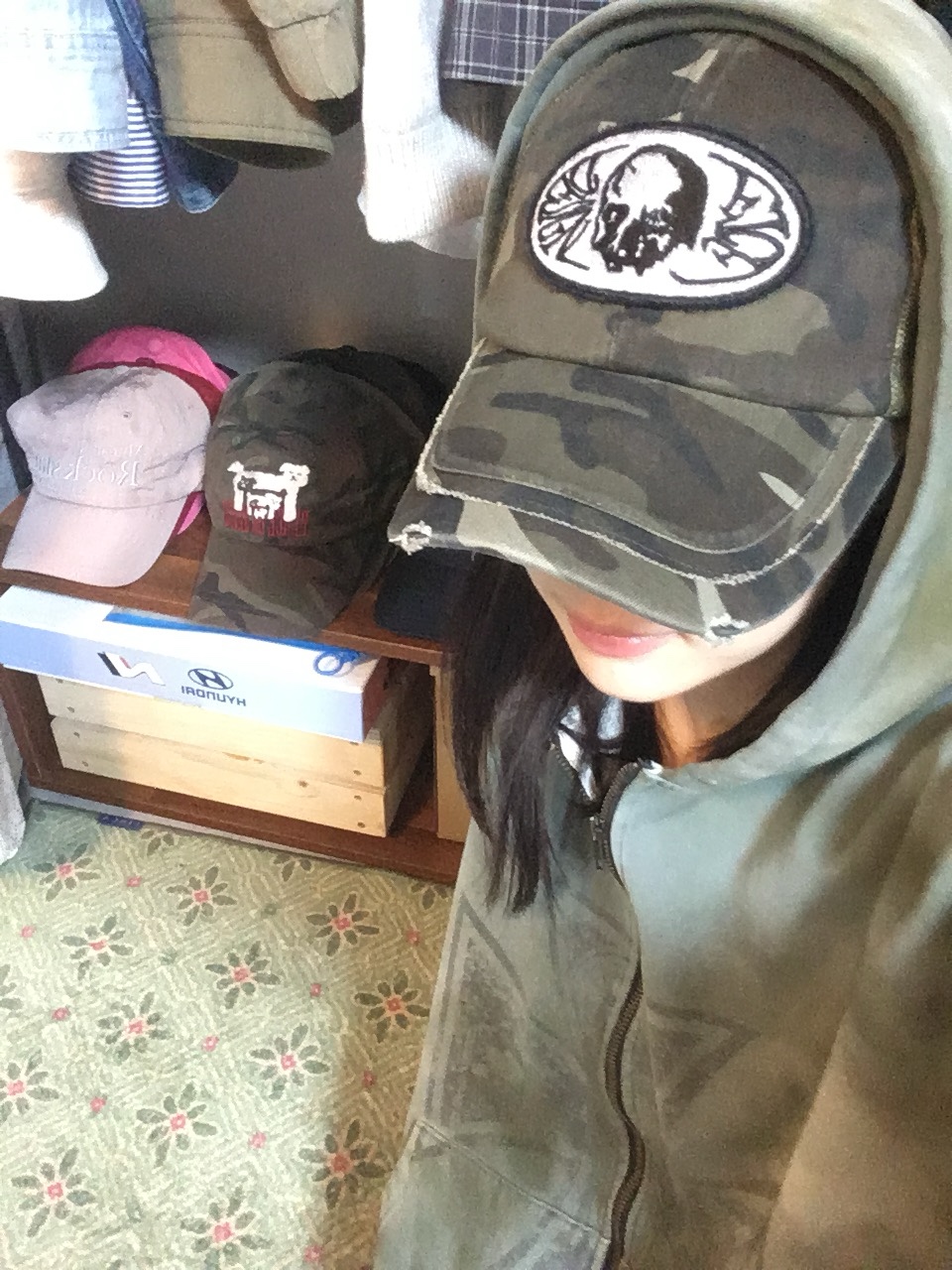 ETCE Skull Patch Trucker Cap Khaki 착용 스타일 - 5