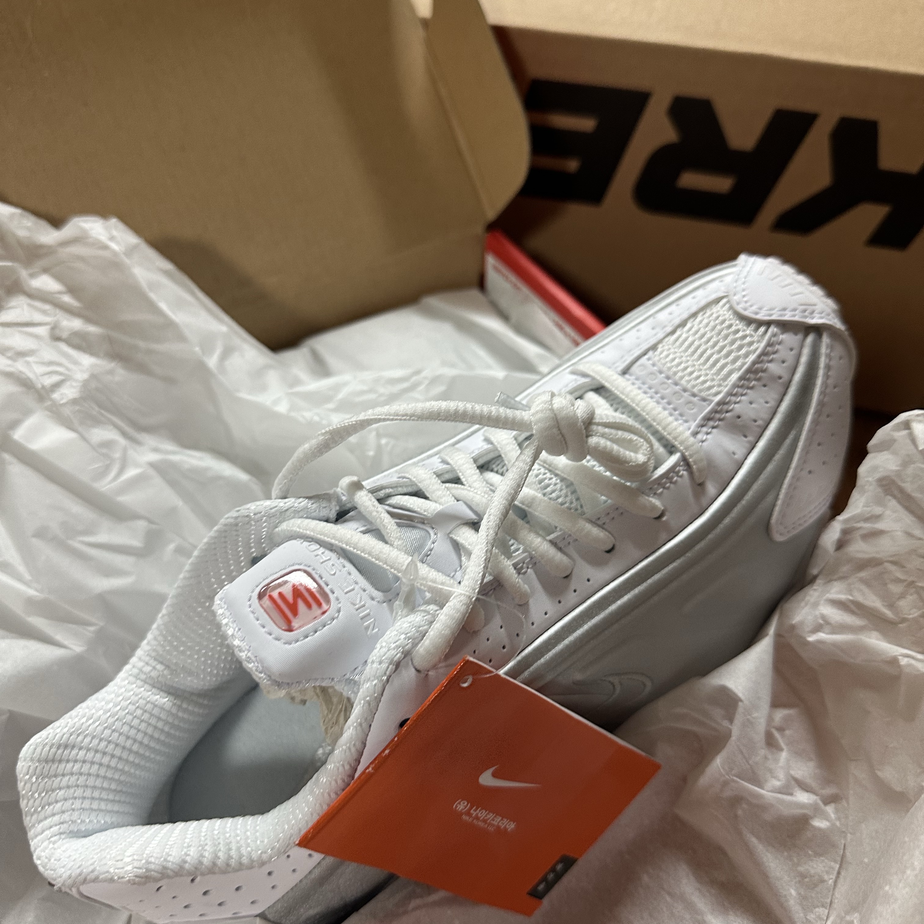 (W) Nike Shox R4 White Metallic Silver 착용 스타일 - 1