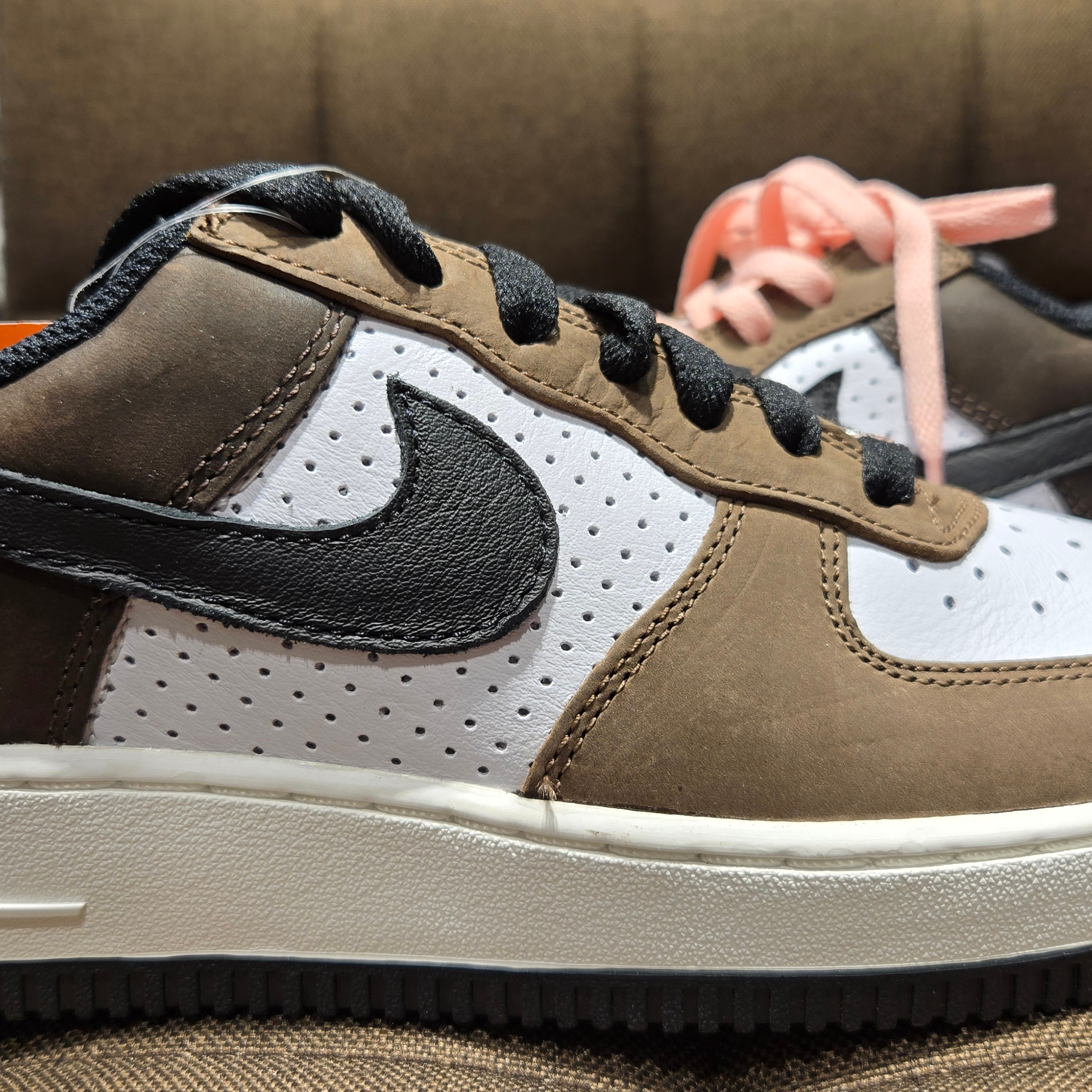 Nike Air Force 1 Low Retro White and Baroque Brown 착용 스타일 - 5