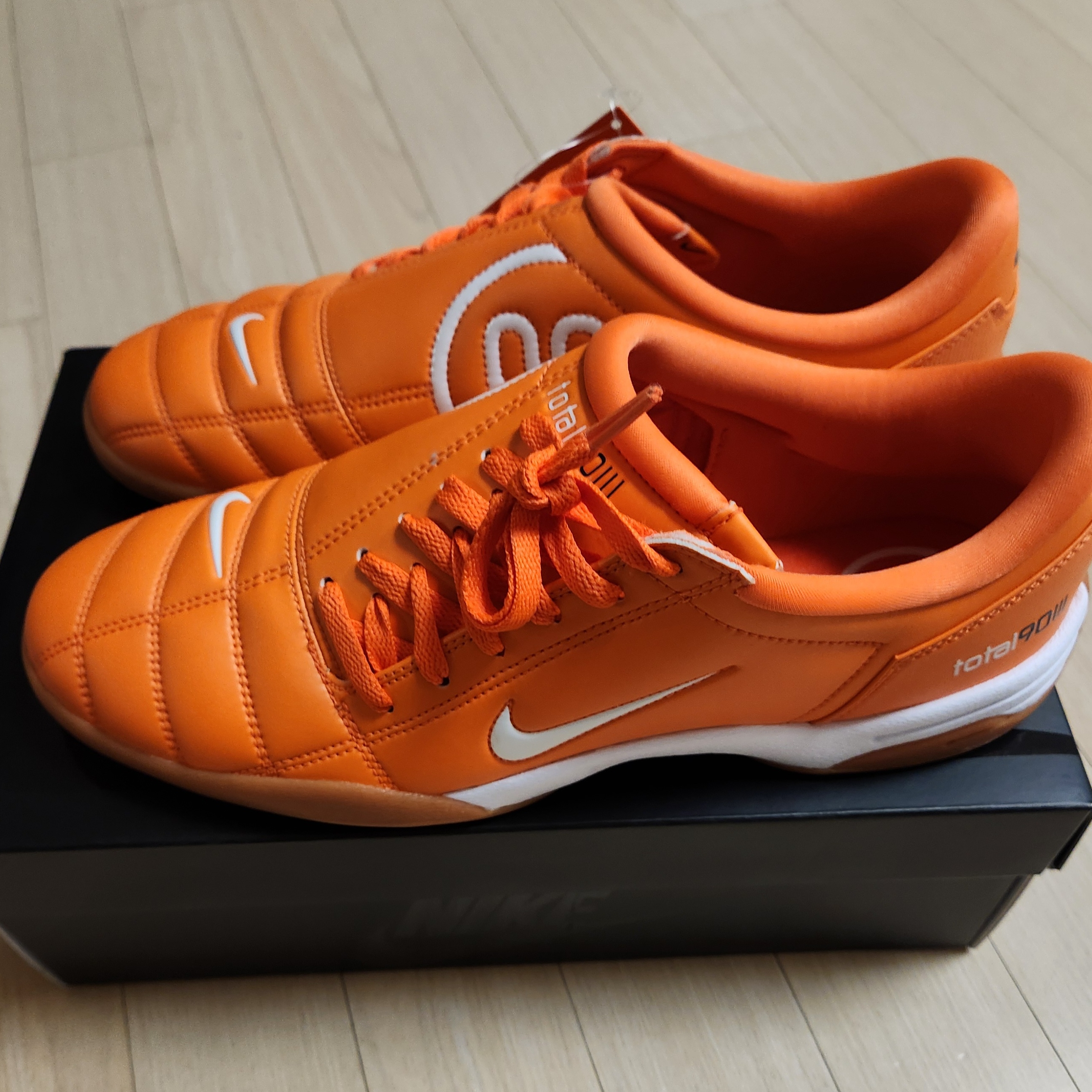 Nike Total 90 III SP Safety Orange 착용 스타일 - 2