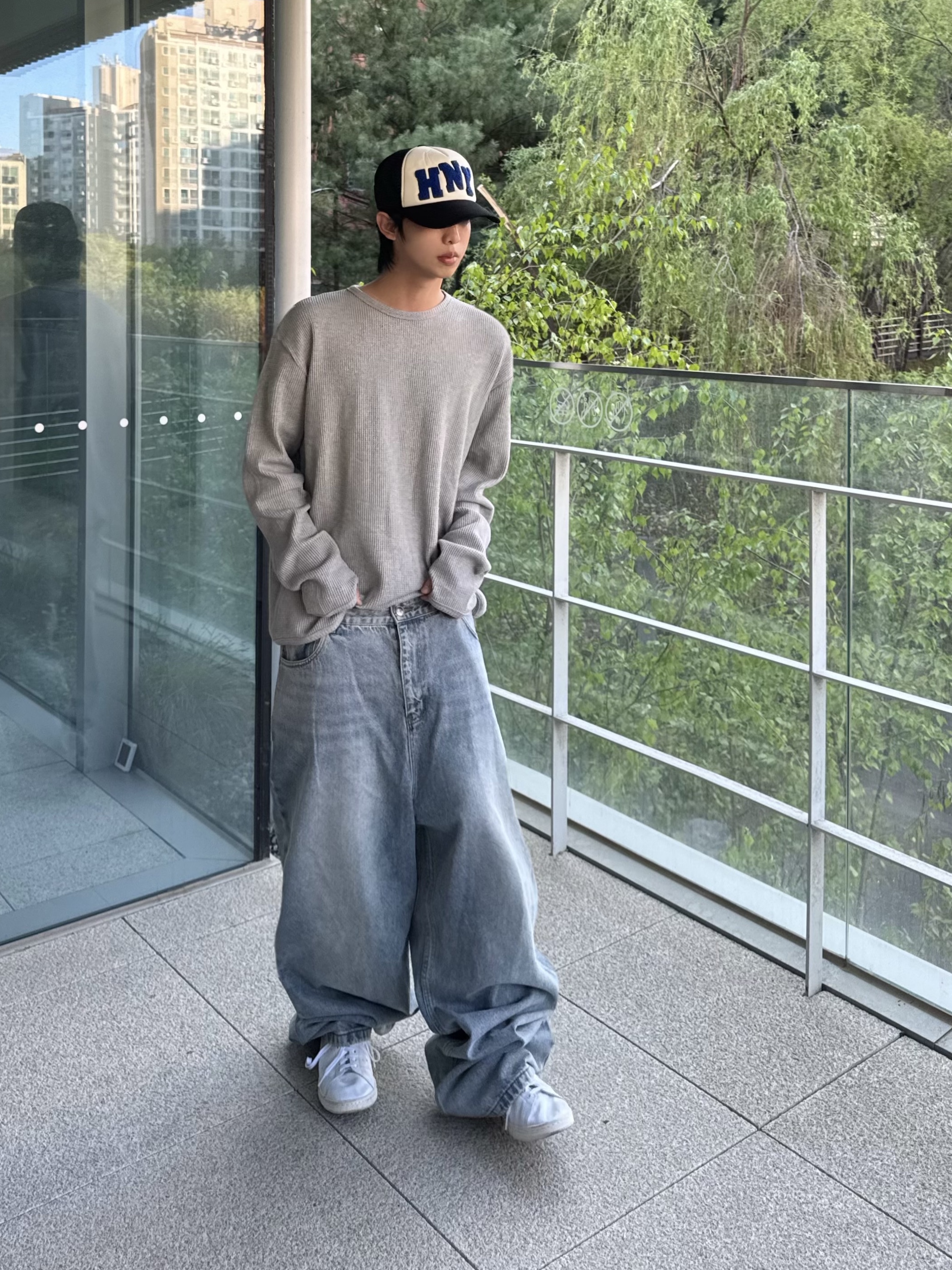 Honey Scoop House HNY Logo Trucker Cap Black, NOD Wide Baggy Denim pants Light blue 착용 스타일 - 1
