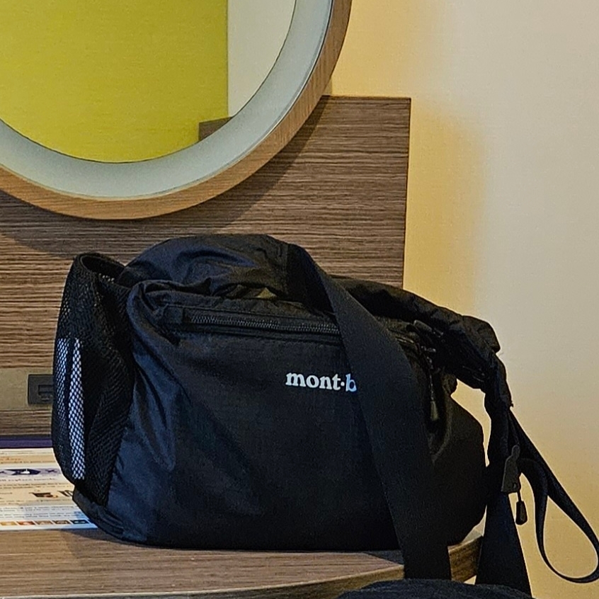 Montbell Pocketable Light Shoulder Bag Small Black 착용 스타일