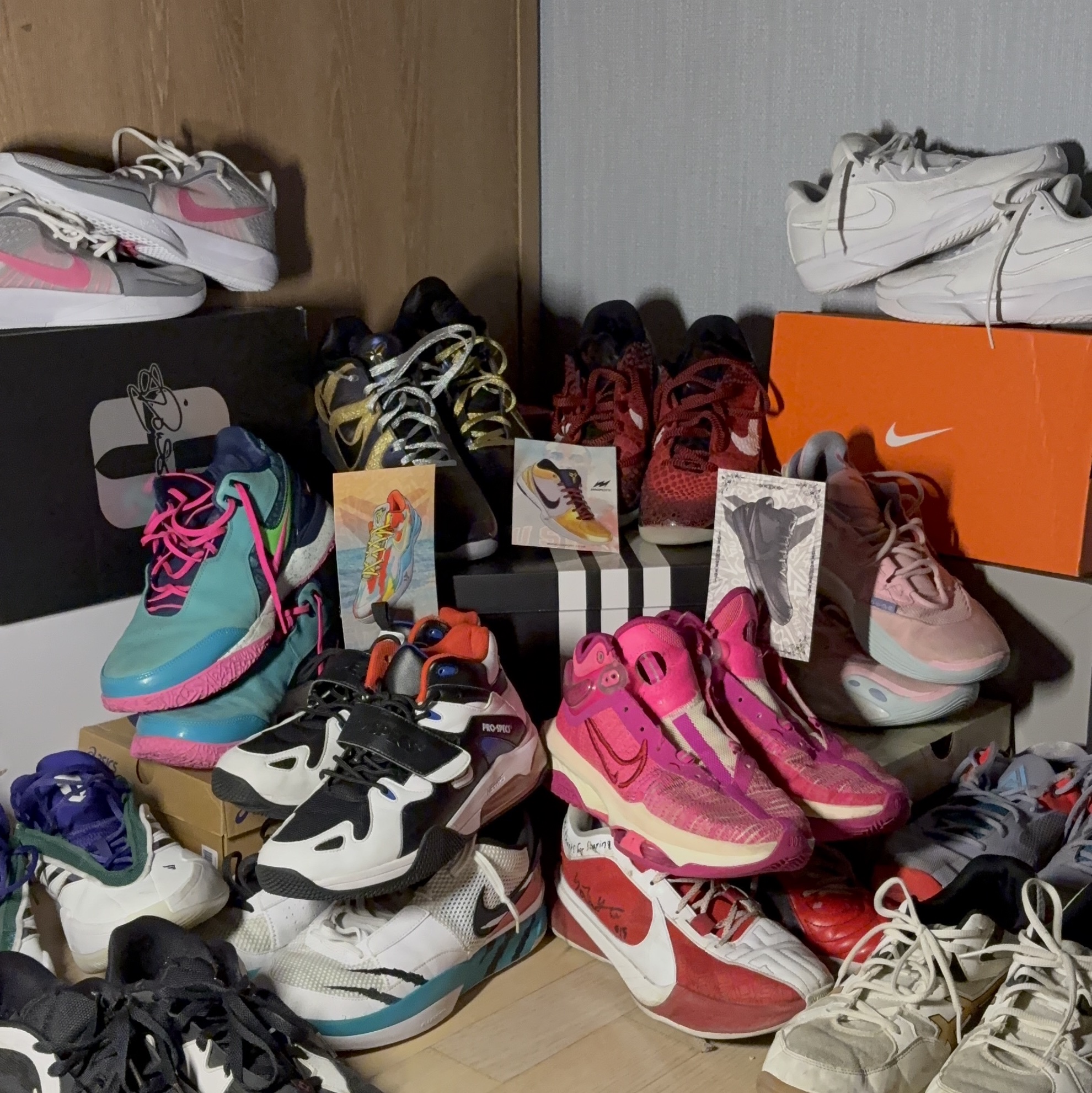 Nike Ja 1 EP Scratch White Turbo Green University Red Black, Nike Kyrie Low 5 EP Black Chile Red 착용 스타일