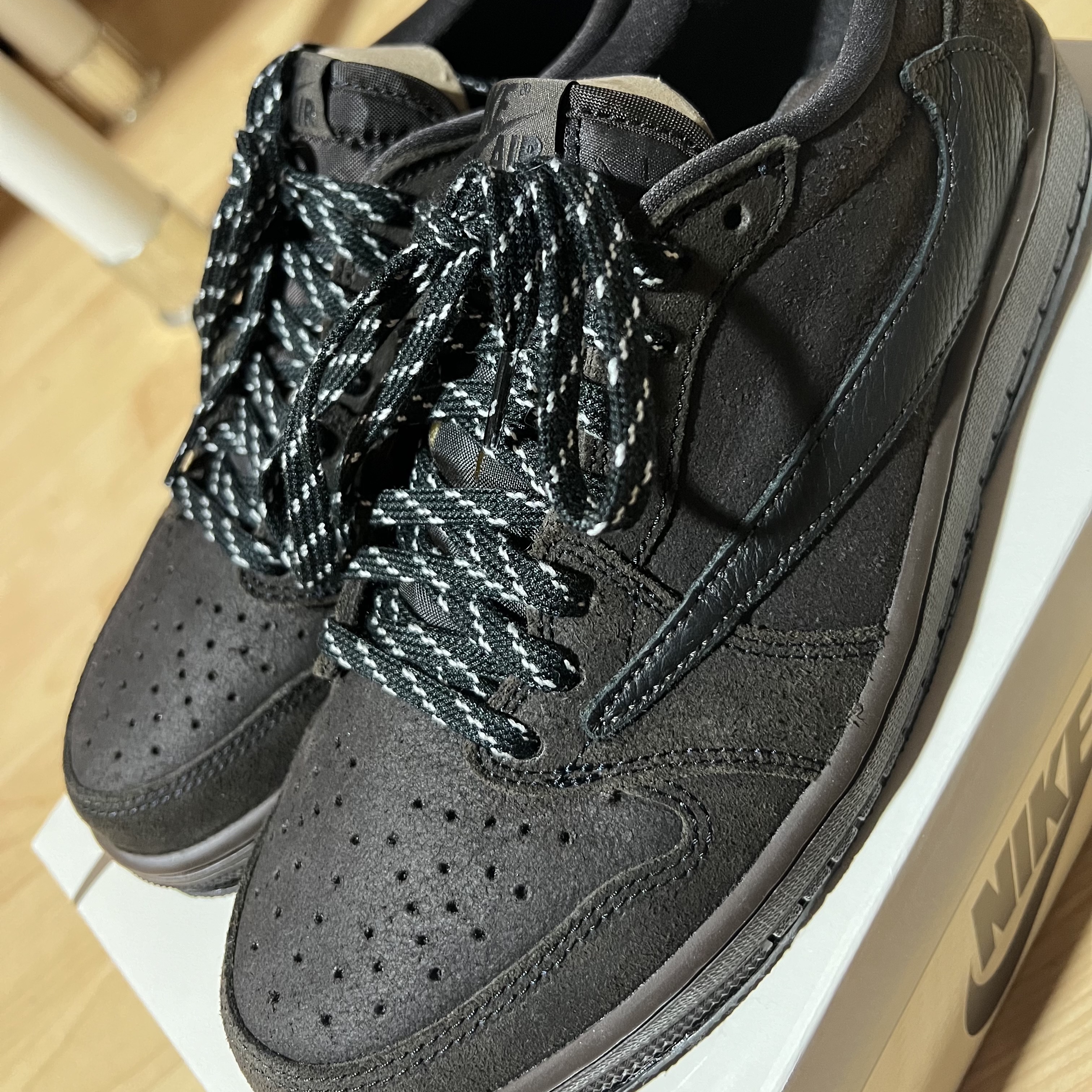 Jordan 1 x Travis Scott Retro Low OG SP Velvet Brown and Dark Mocha 착용 스타일 - 3