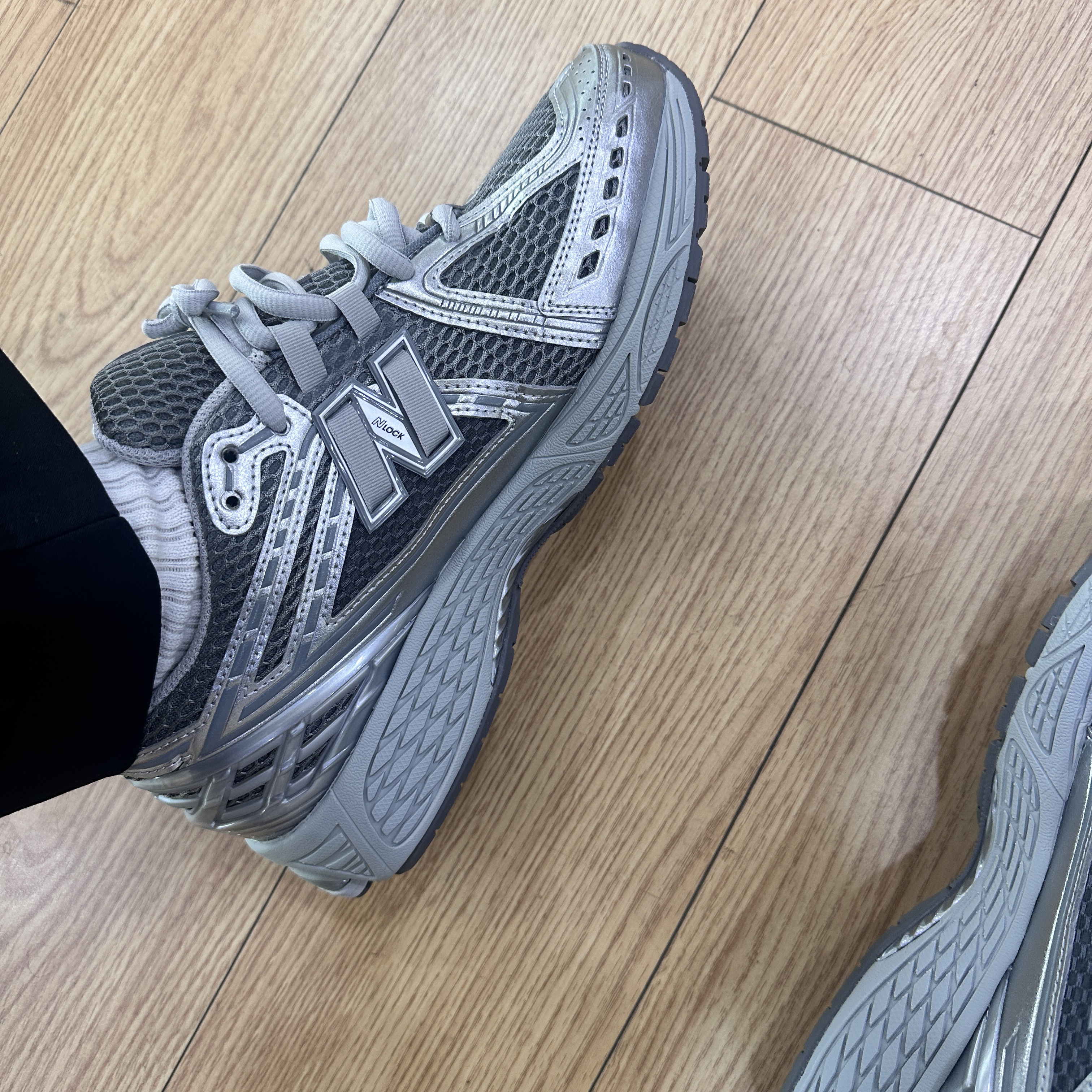 New Balance 1906R Harbor Grey Silver Metalic 착용 스타일 - 2