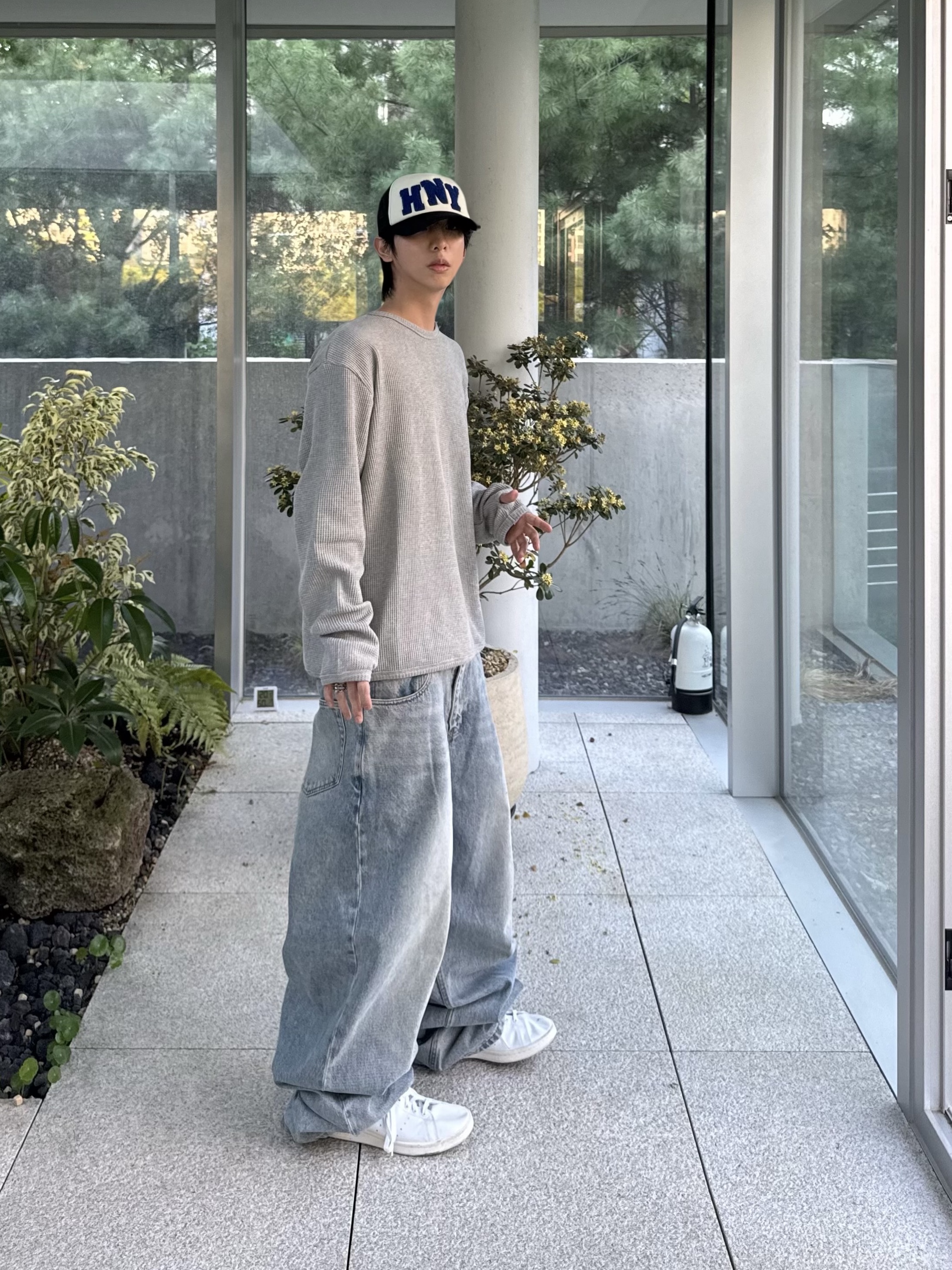 Honey Scoop House HNY Logo Trucker Cap Black, NOD Wide Baggy Denim pants Light blue 착용 스타일 - 3