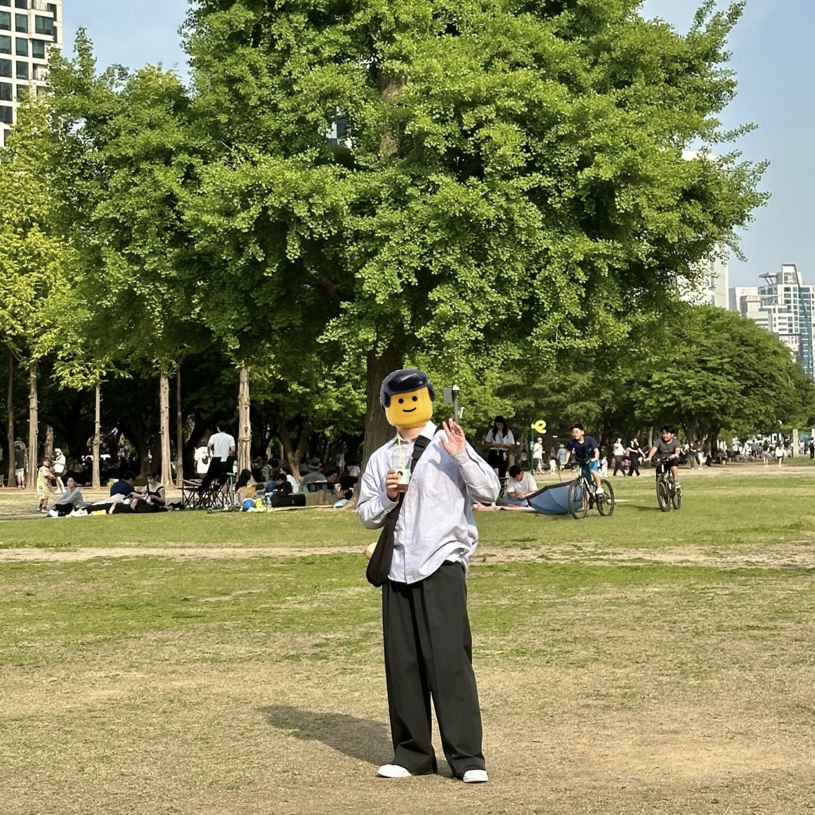 Jordan 1 Low Triple White, COS Nylon Crossbody Saddle Bag Black 착용 스타일