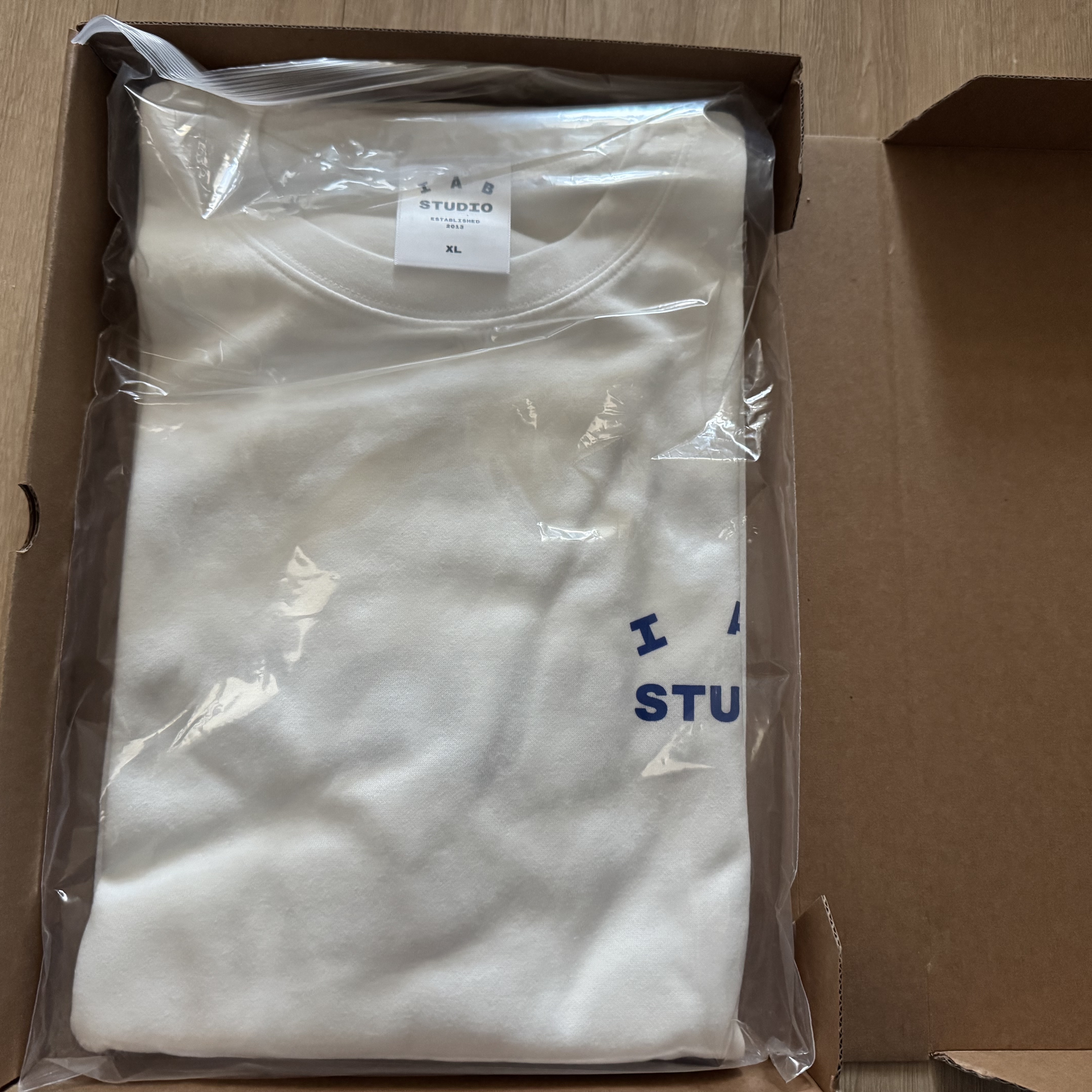IAB Studio 10th Anniversary T-Shirt White 착용 스타일 - 2
