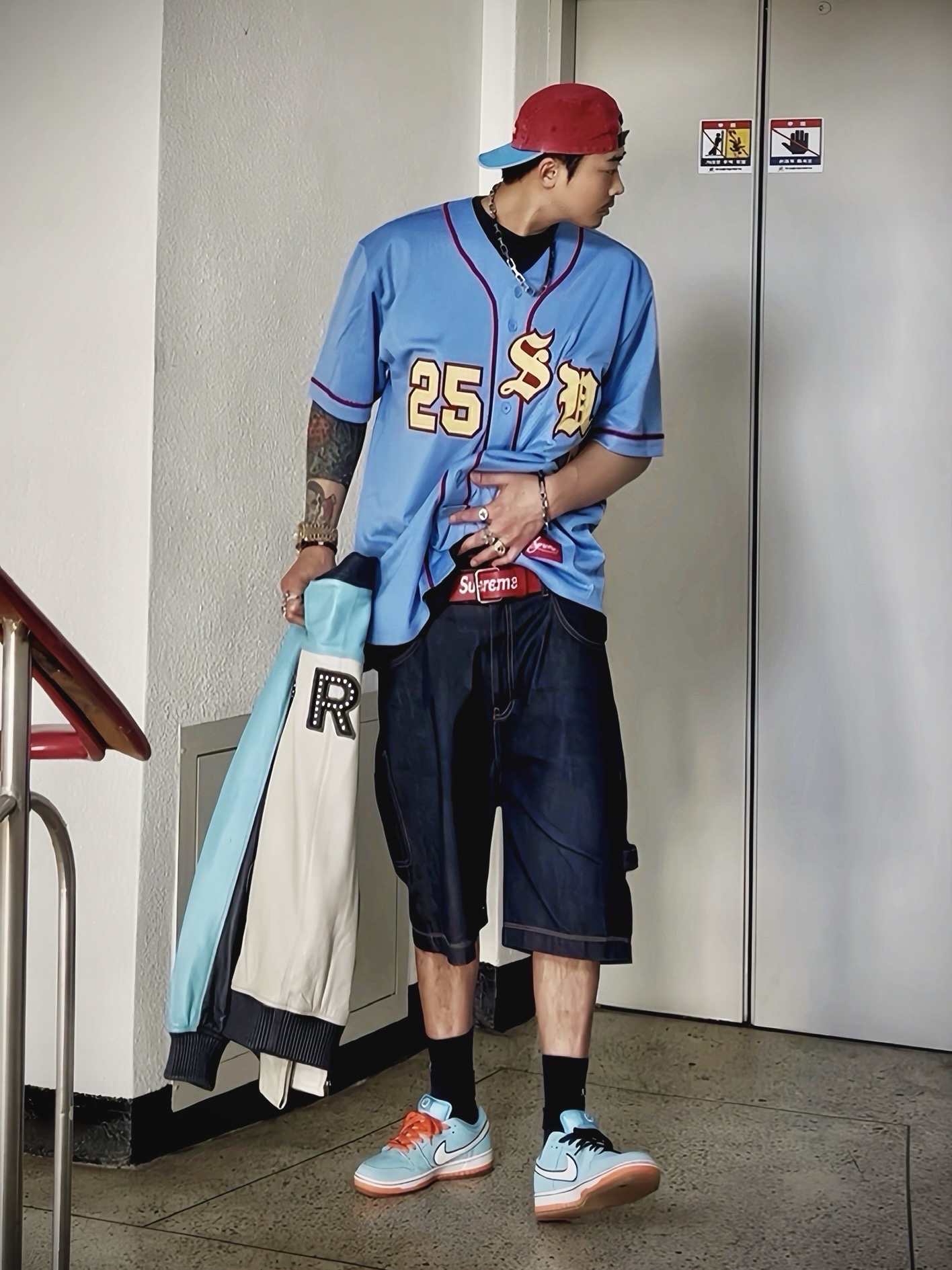 Supreme Pigment 2-Tone Camp Cap Red - 24SS, Supreme Small Box T-Shirt Black - 25SS 착용 스타일 - 4