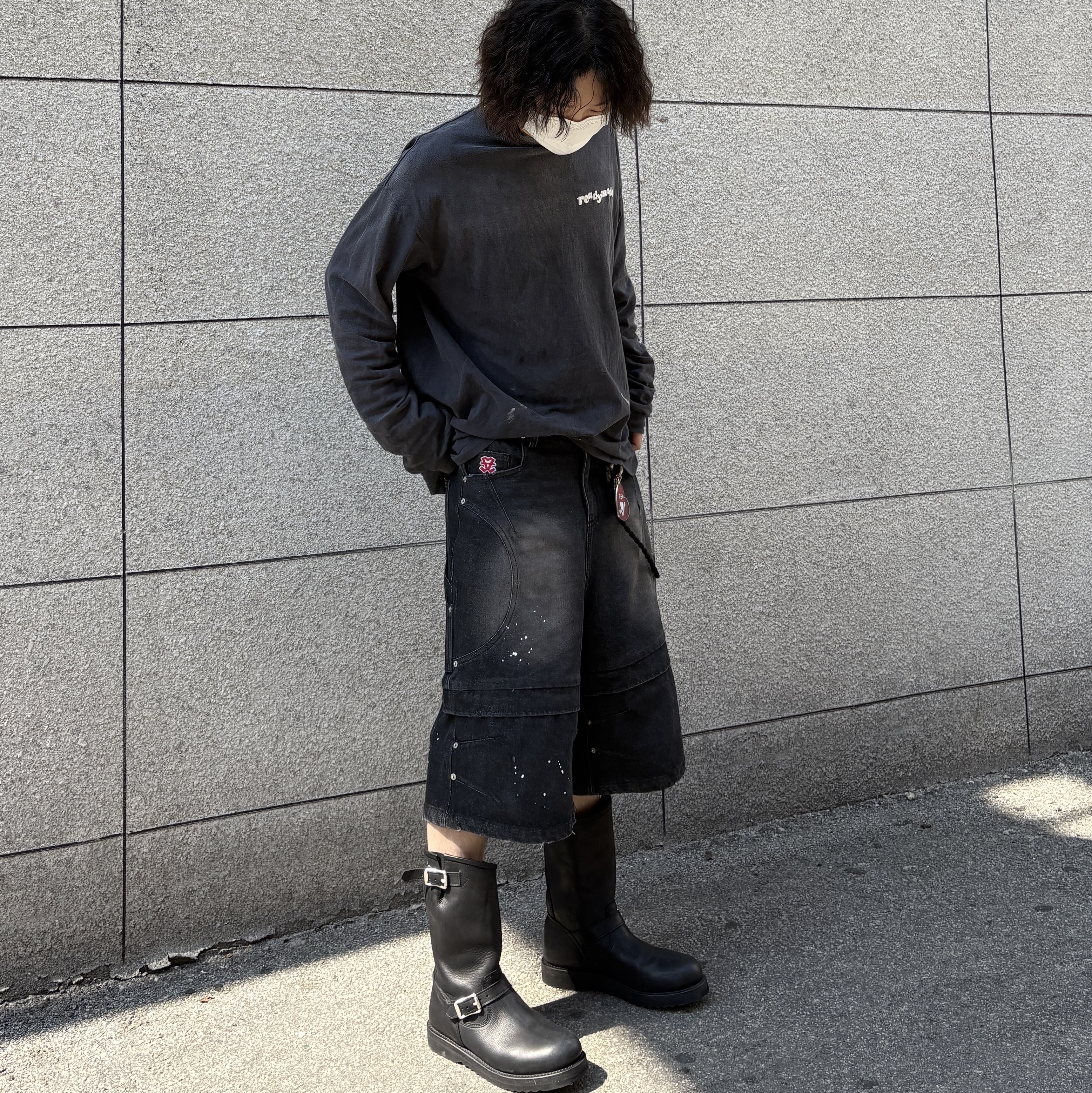 Flavorism Incision Bermuda Denim Pants Black 착용 스타일 - 2