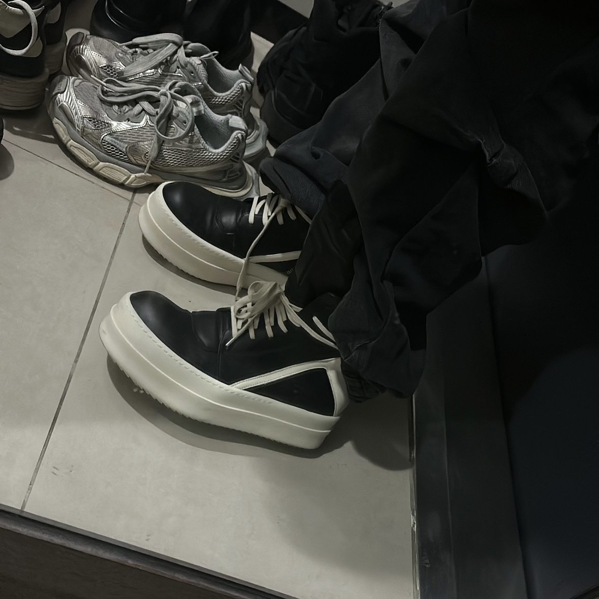 Rick Owens Hollywood Mega Bumper Geobasket in Full Grain Calf Leather Black Milk 착용 스타일