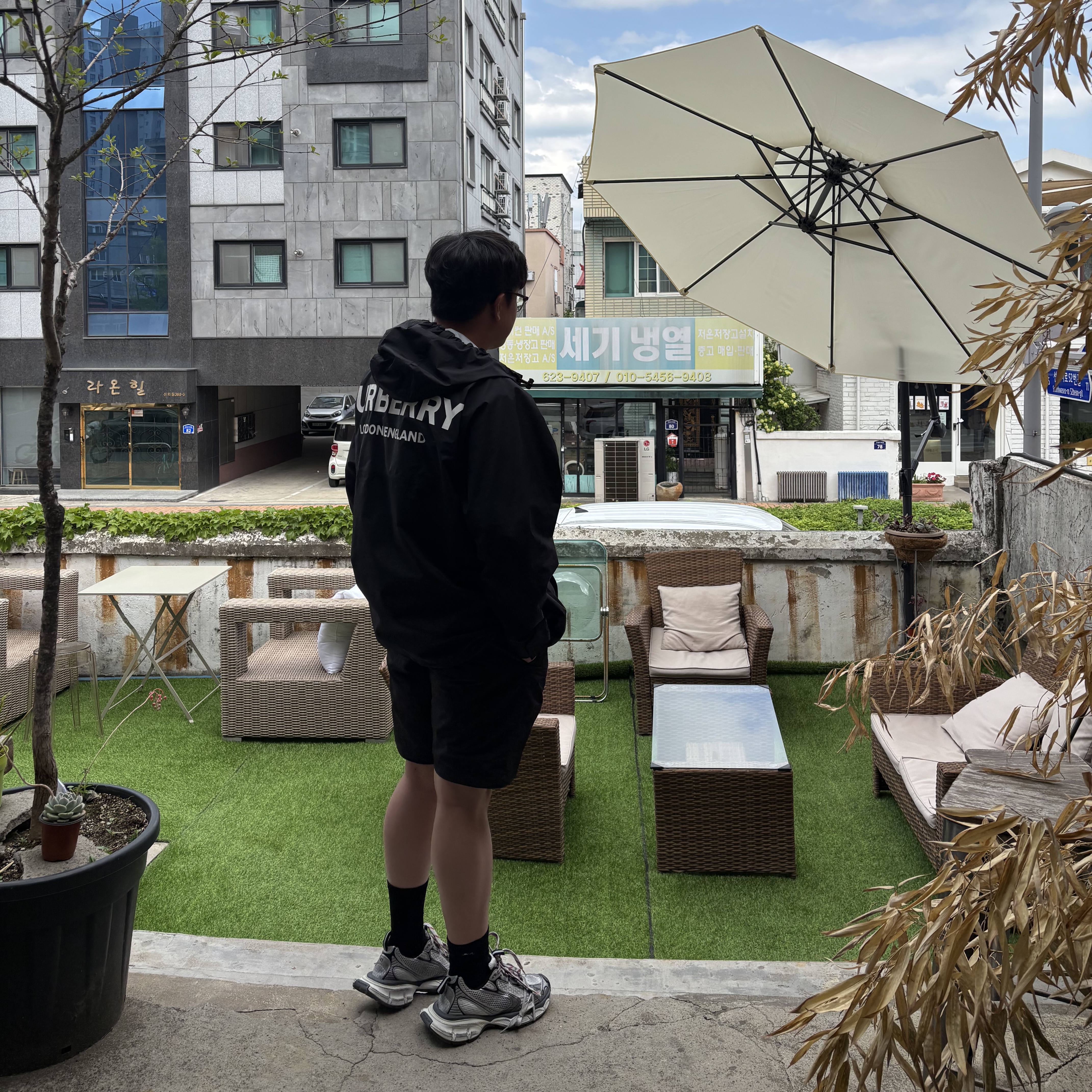 Burberry Half Zip Pullover Hooded Jacket Black, Palace Y-Ripstop Shell Shorts Black - 23SS 착용 스타일