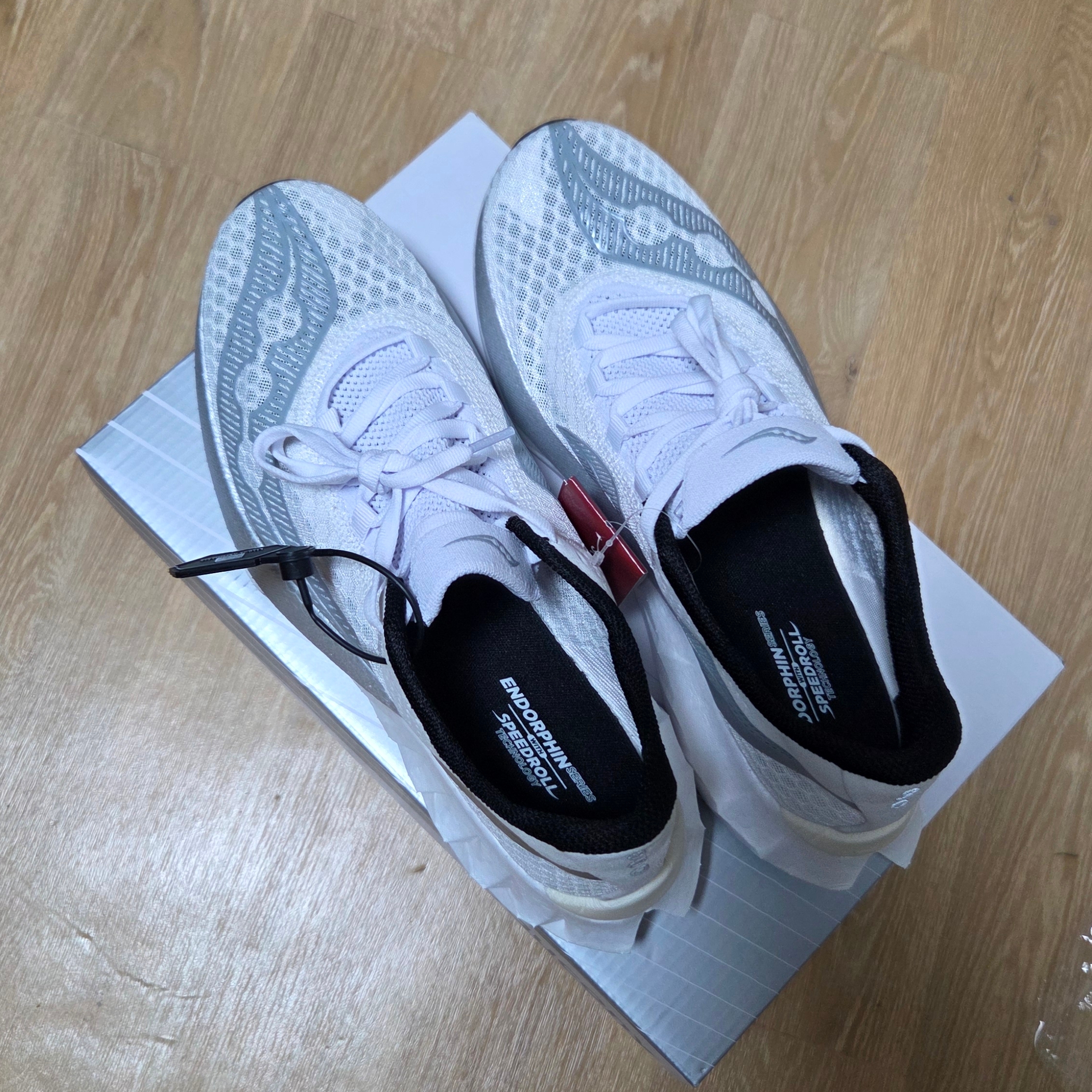 Saucony Endorphin Pro 4 White Silver 착용 스타일 - 2