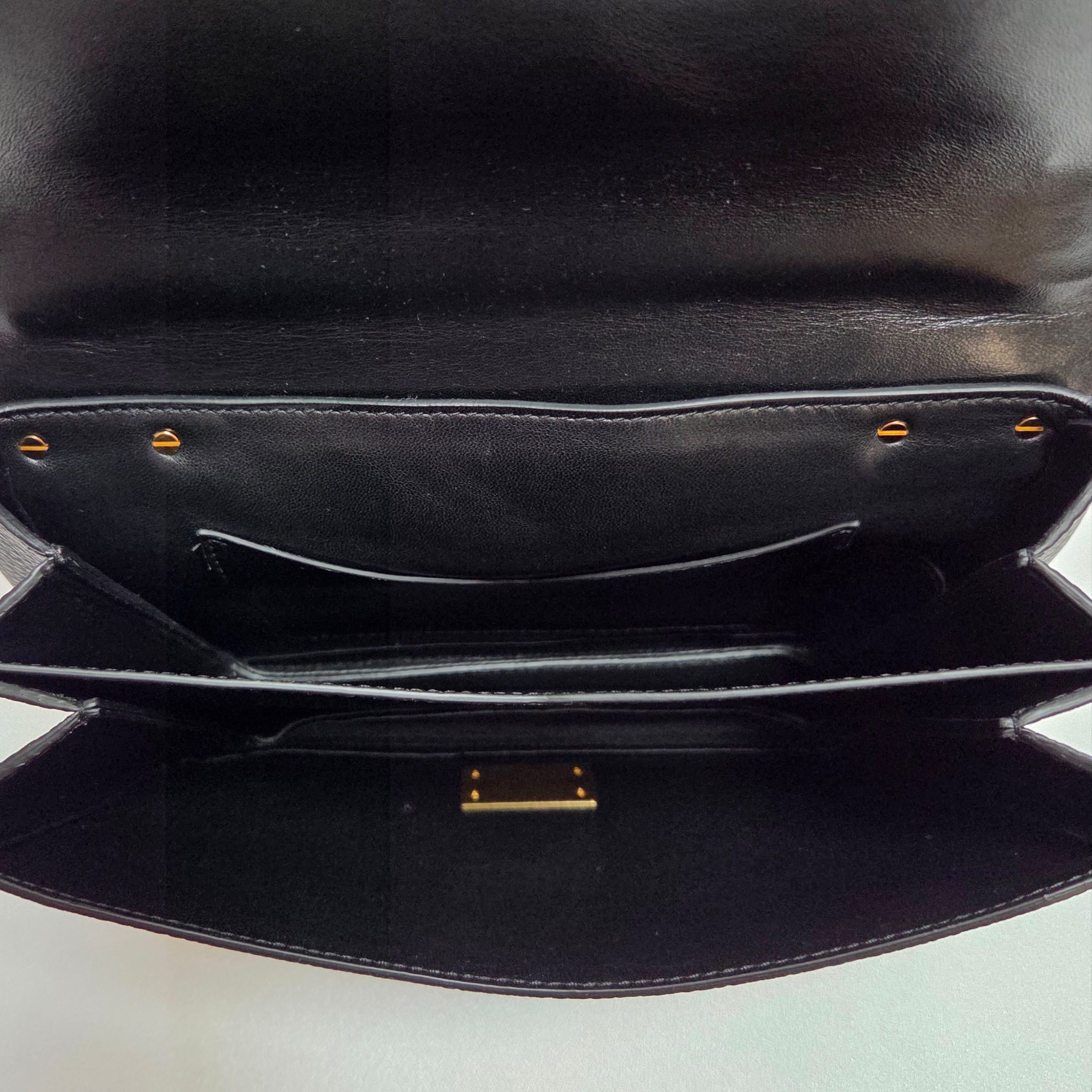 Bottega Veneta Small Leather Mount Black 착용 스타일 - 5