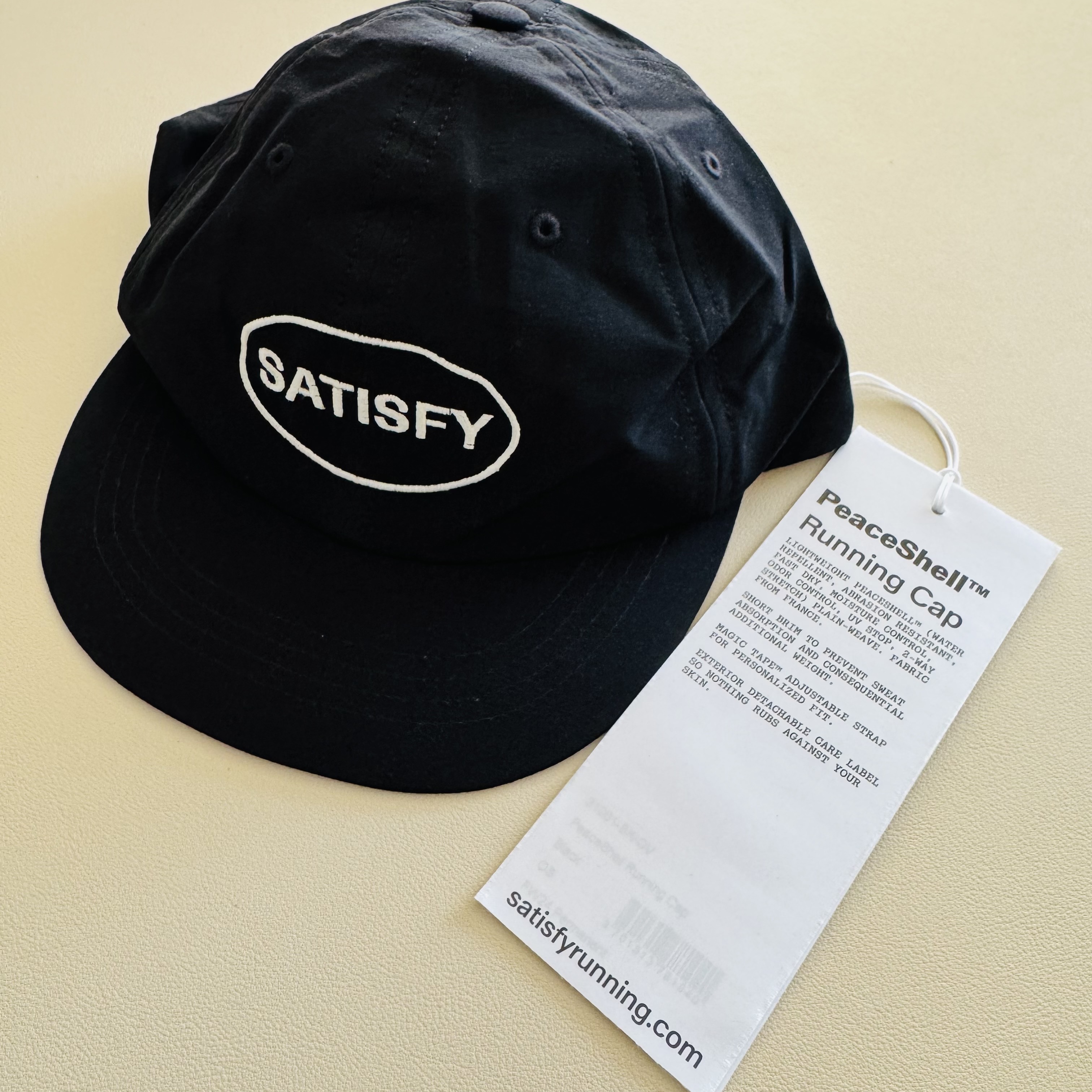 Satisfy PeaceShell Oval Running Cap Black 착용 스타일