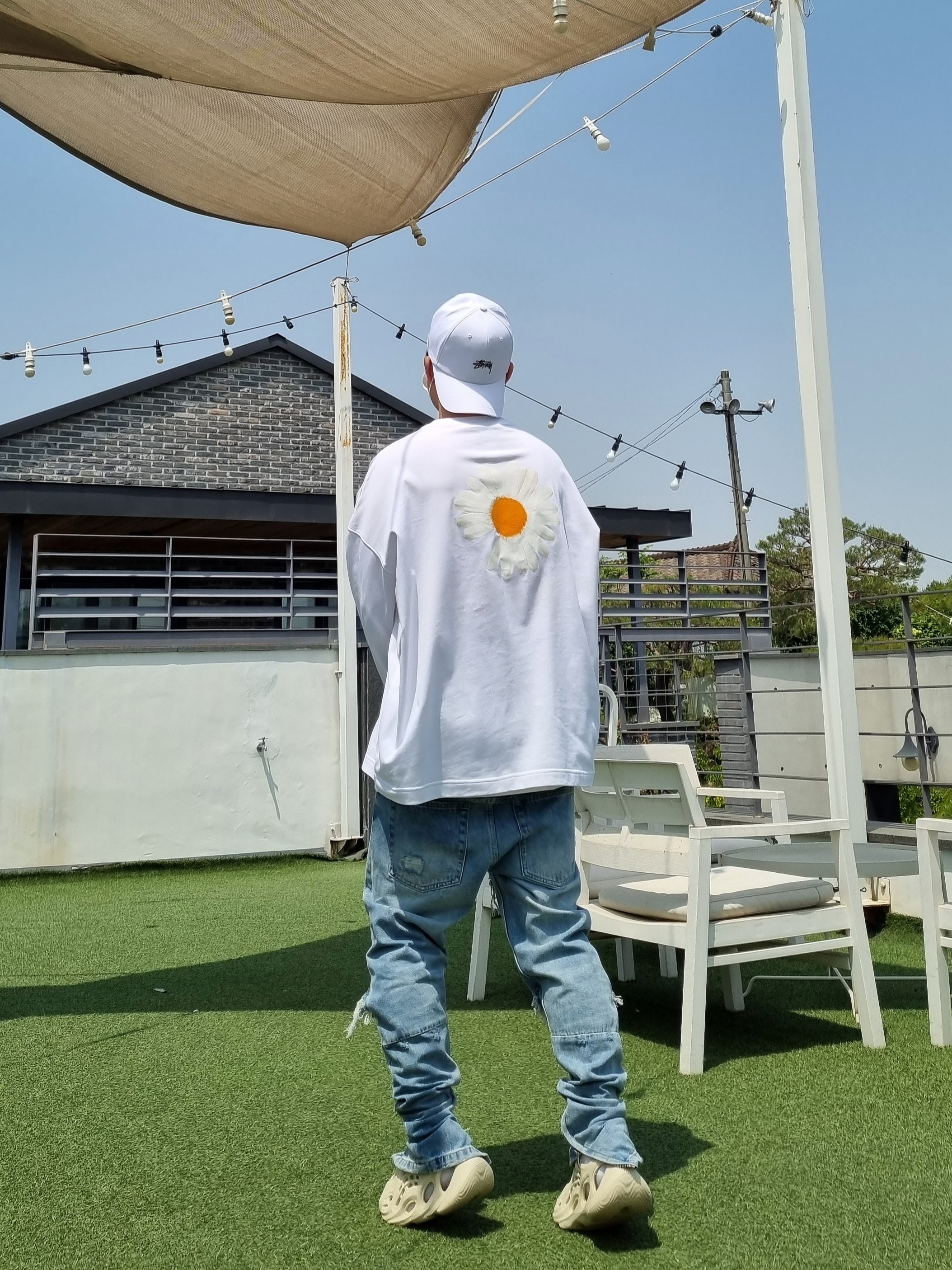 Nike x Peaceminusone LS T-Shirt White (DR0098-100), Adidas Yeezy Foam RNNR Sand 착용 스타일