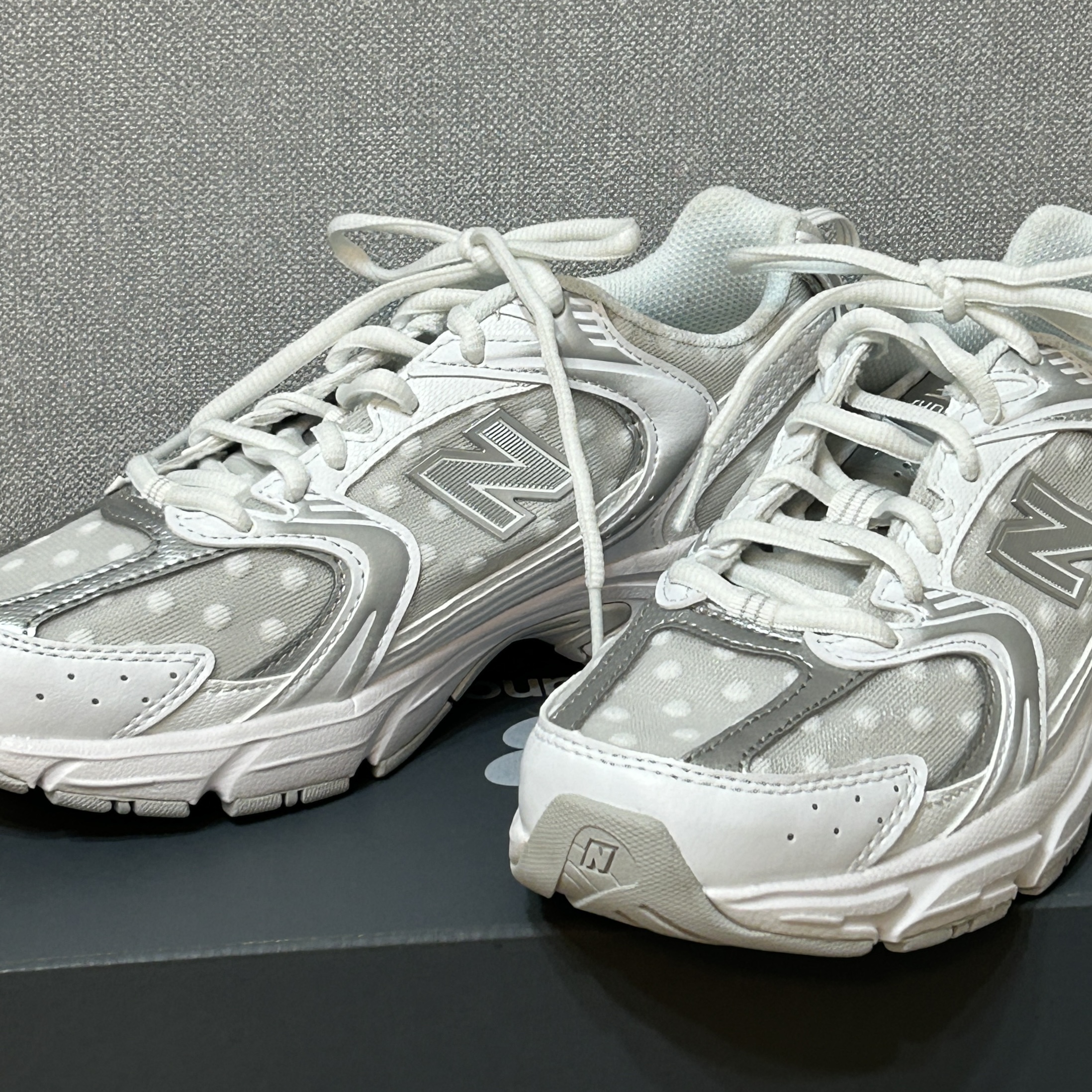New Balance 530 White Silver Metallic 착용 스타일