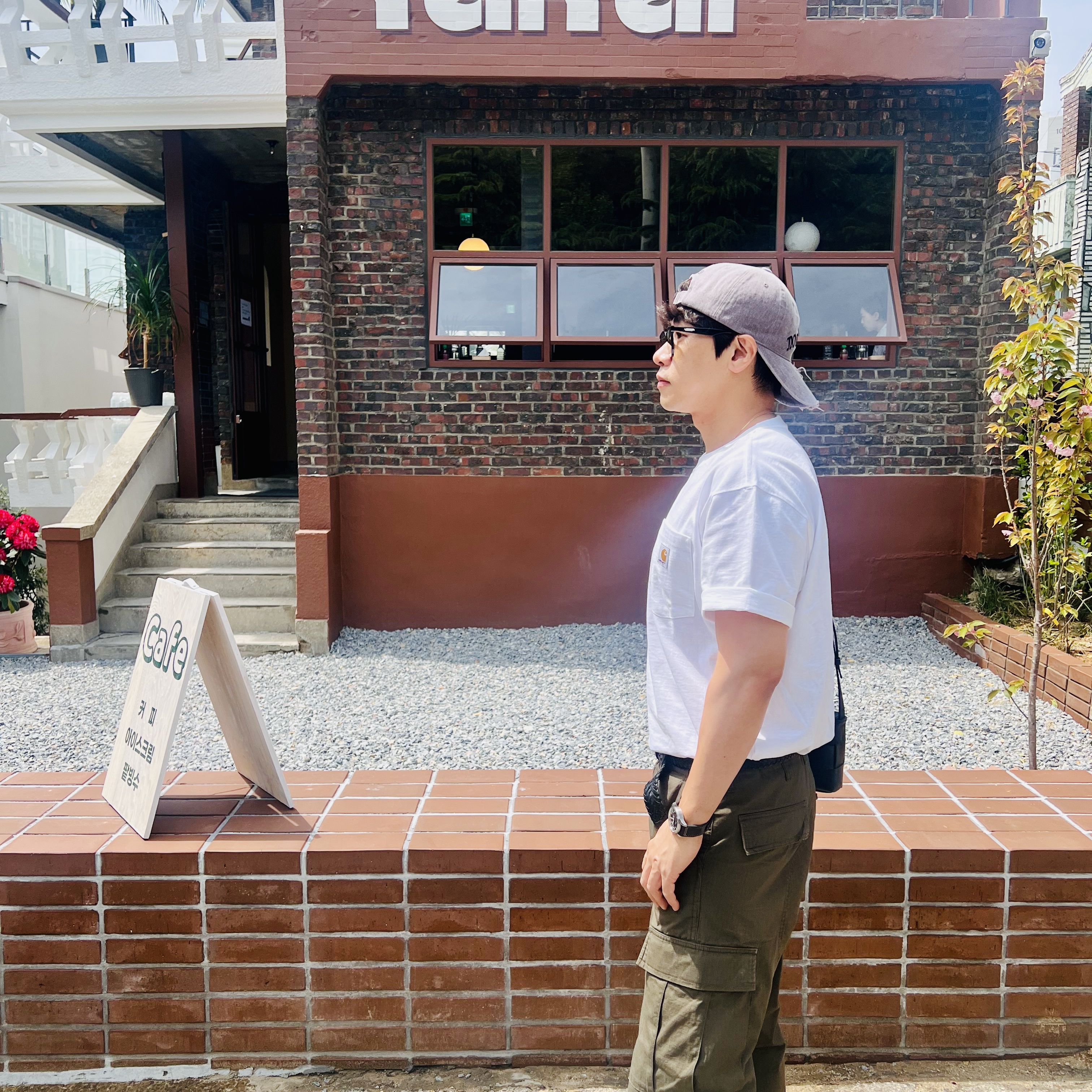 Carhartt Loose Fit Heavyweight Regular Short Sleeve Pocket T-Shirt White 착용 스타일 - 1