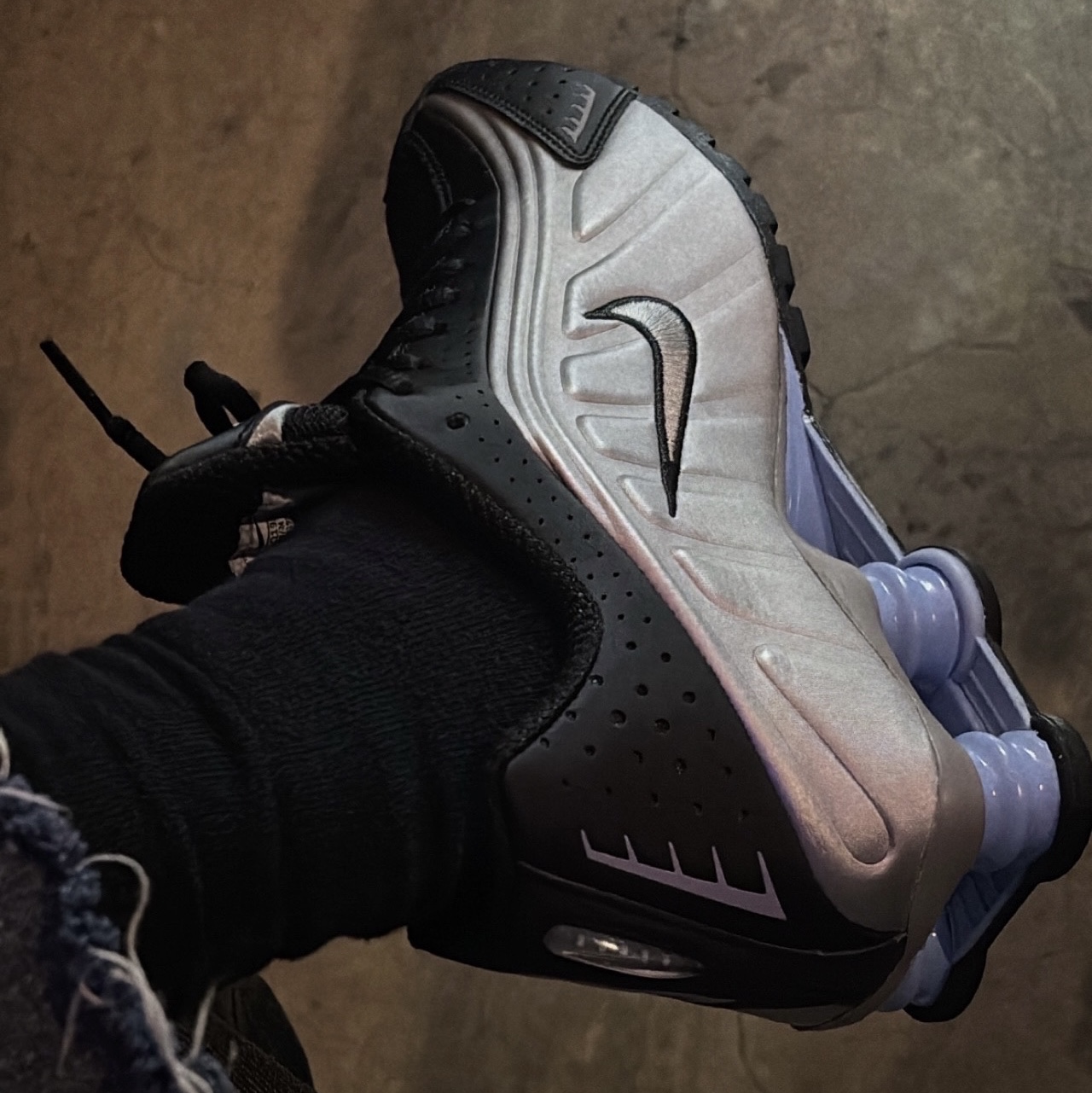 Nike Shox R4 Metallic Silver Black 착용 스타일 - 4