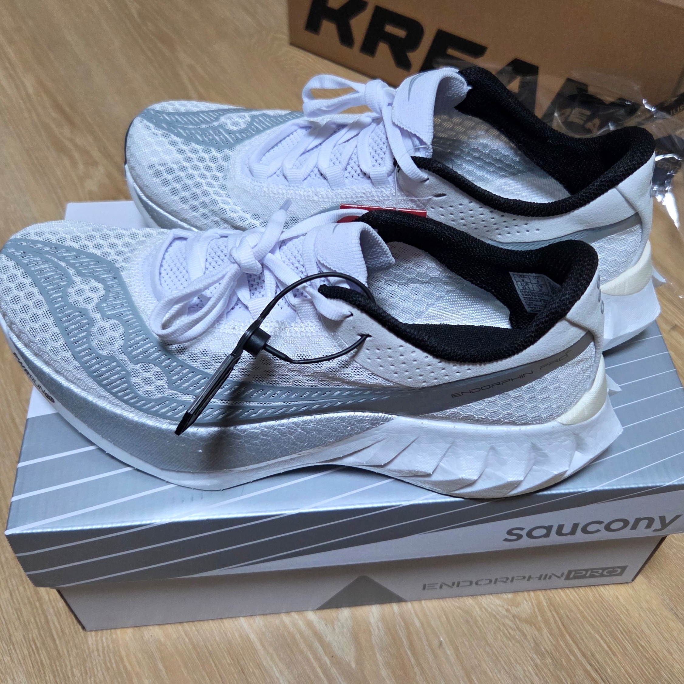 Saucony Endorphin Pro 4 White Silver 착용 스타일 - 1