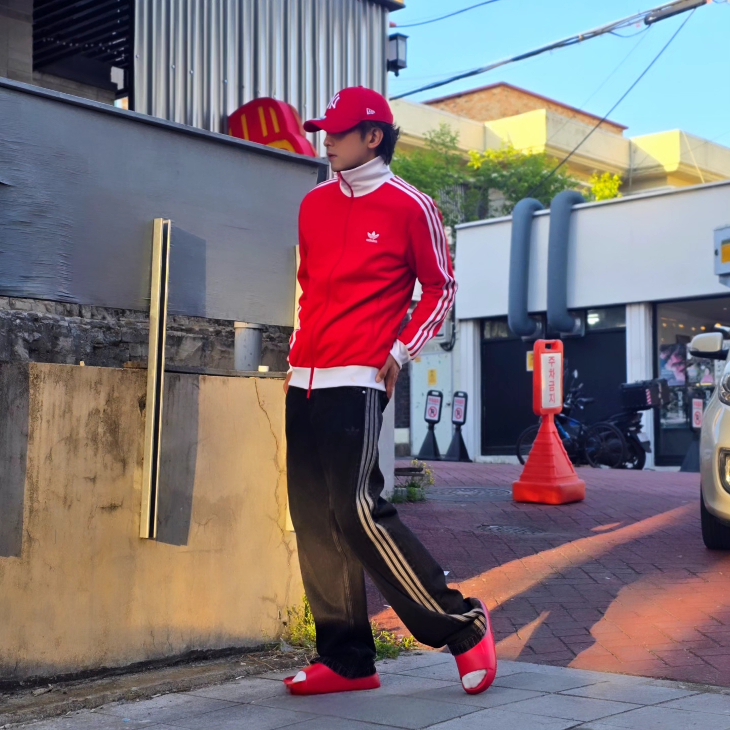 Adidas Adicolor Classic Beckenbauer Track Top Better Scarlet White - US Sizing, Adidas Adicolor Classic Beckenbauer Track Top Better Scarlet White - KR Sizing 착용 스타일 - 1