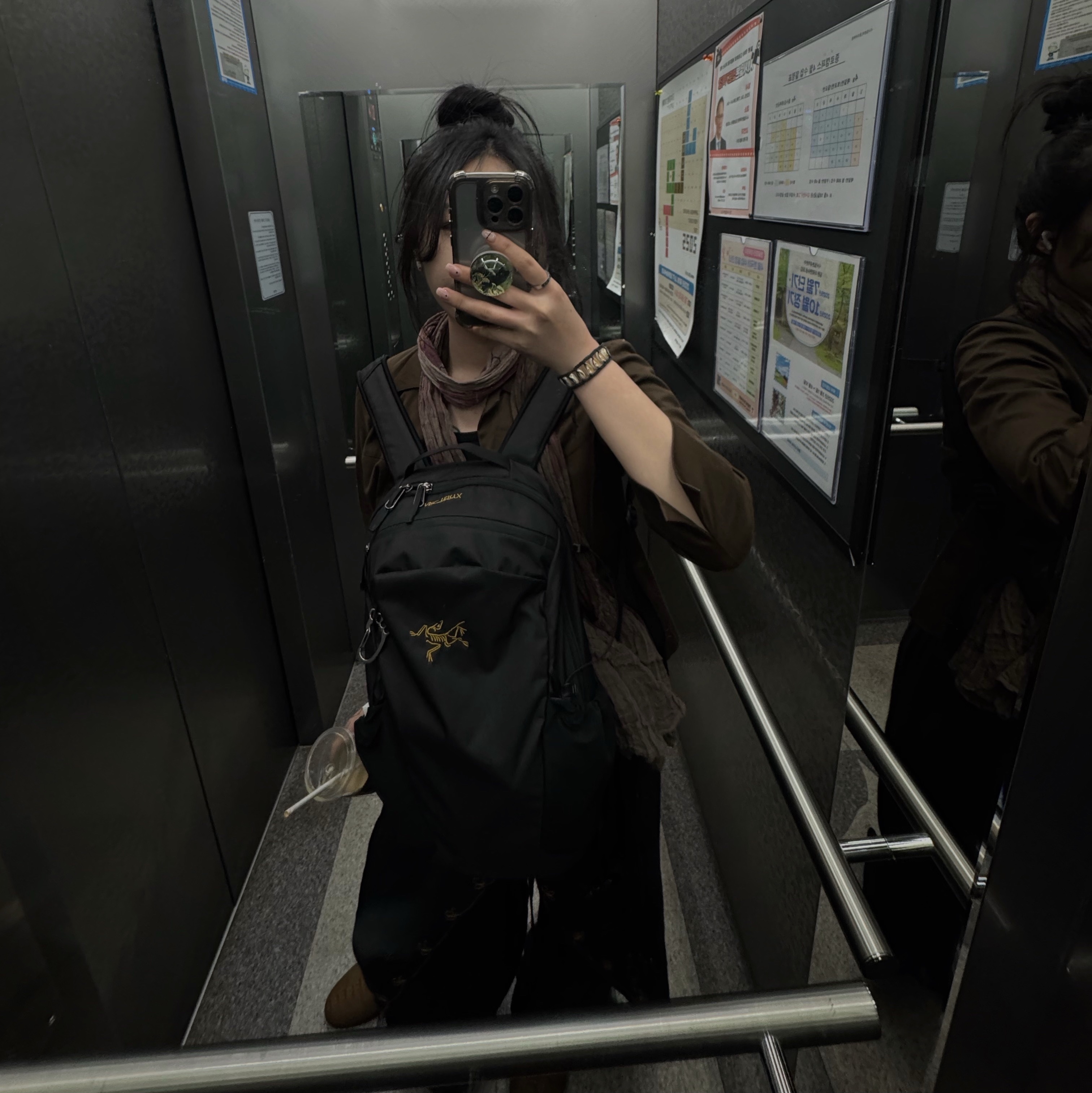 Arc'teryx Mantis 16 Backpack Black 착용 스타일