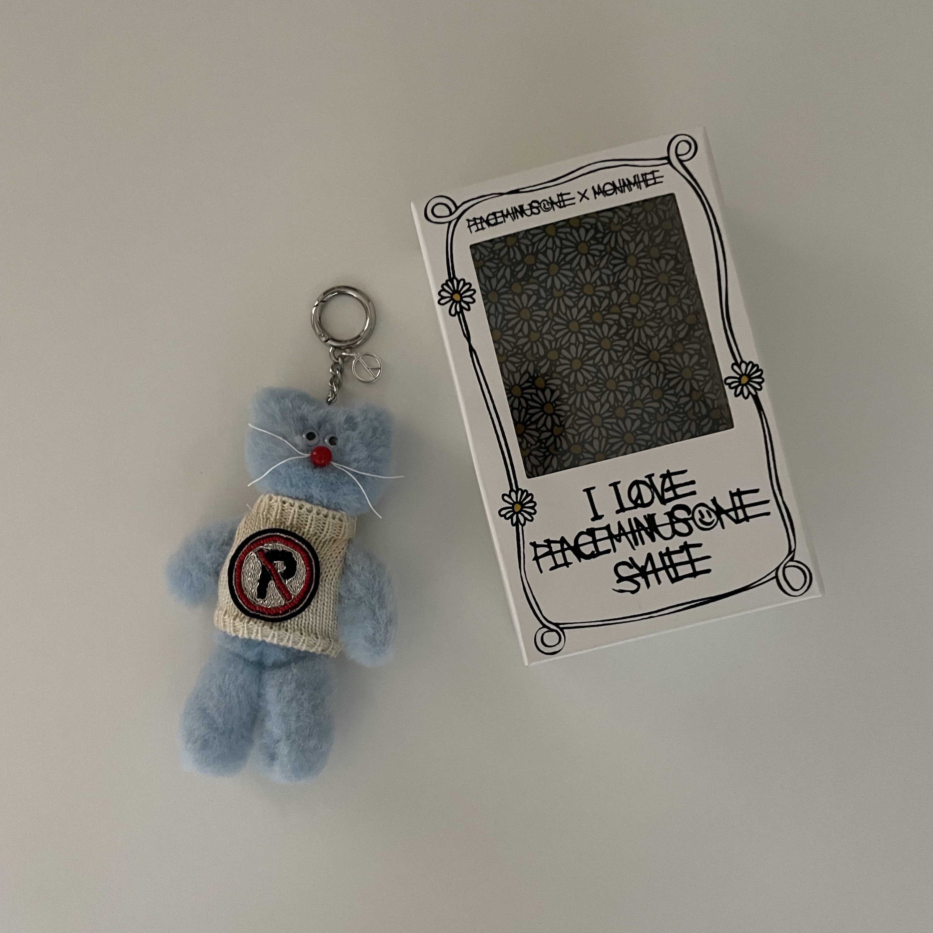 Monamhee x Peaceminusone Syhee Plush Keyring 착용 스타일