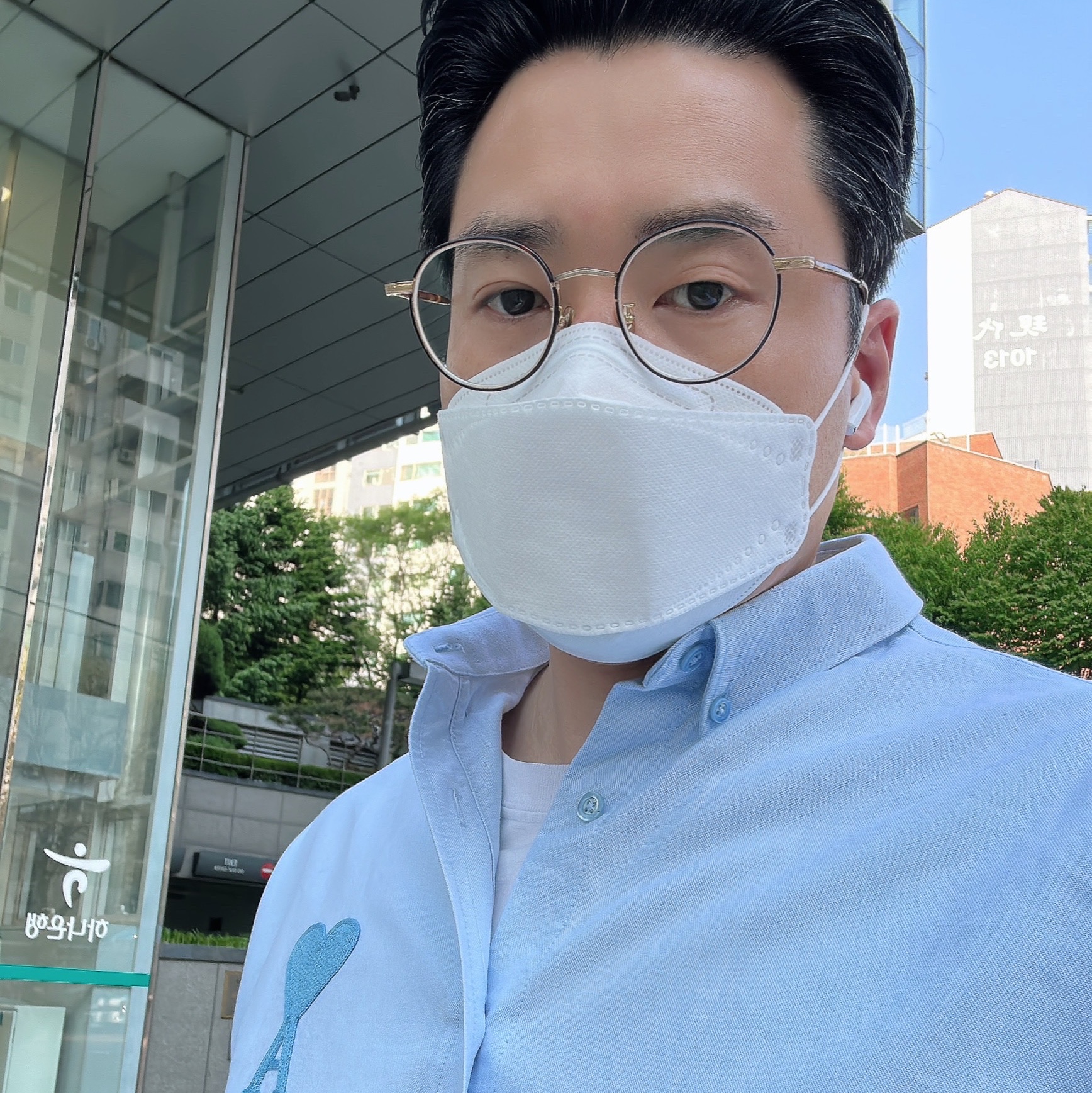 AMI de Coeur Tone-On-Tone Oxford Button Down Shirt Sky Blue 착용 스타일