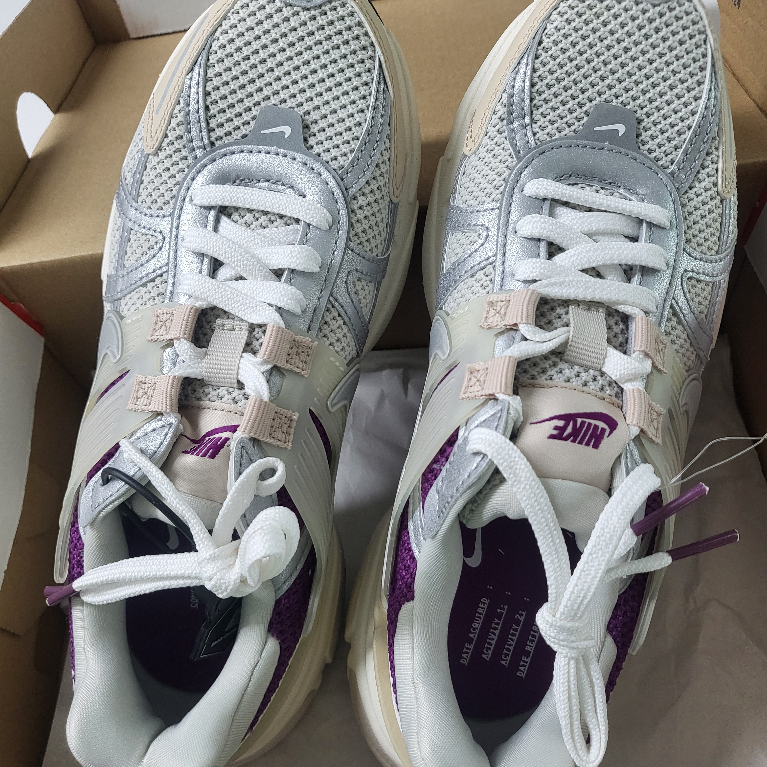 Nike V2K Run Premium Light Bone Metallic Silver 착용 스타일 - 2