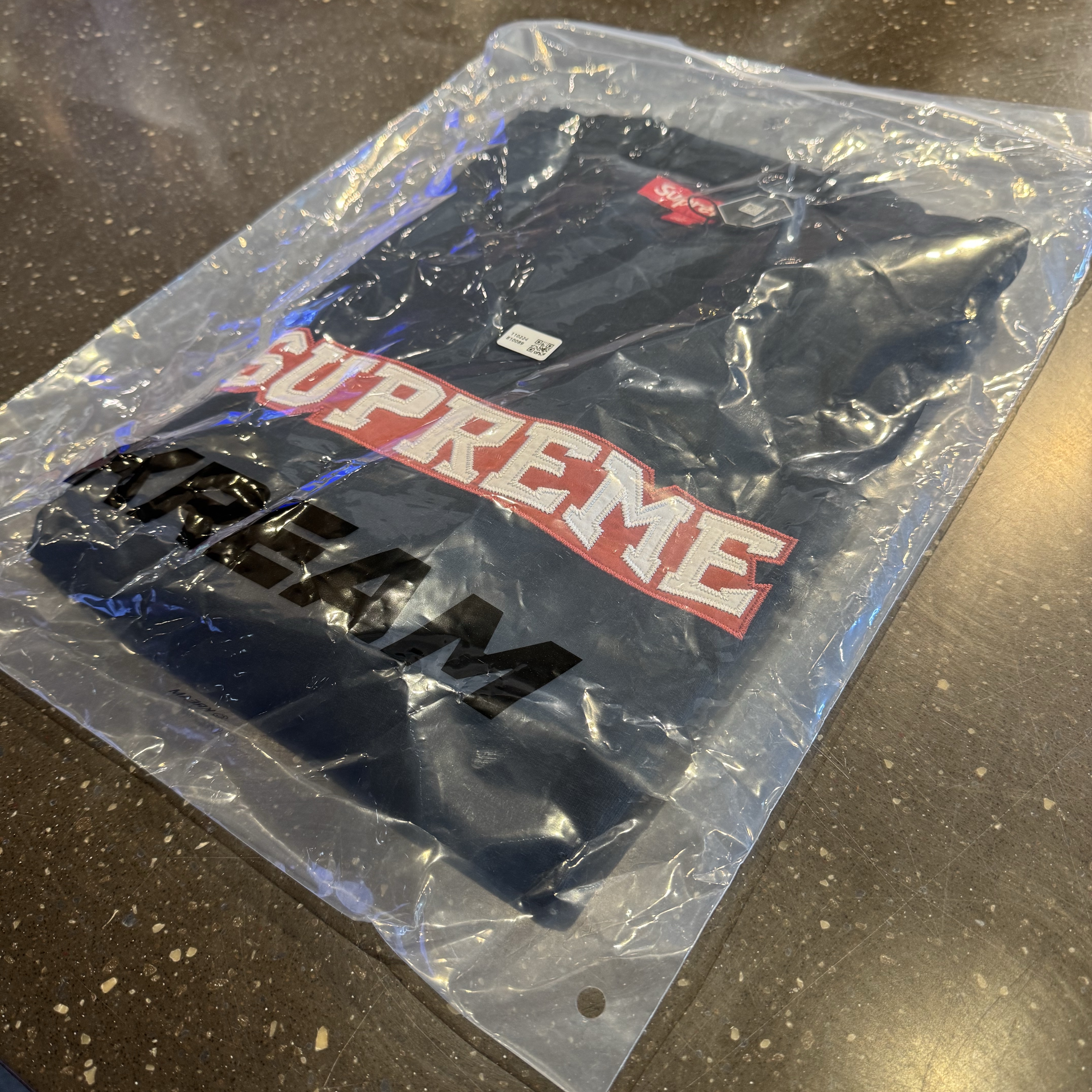 Supreme Satin Applique S/S Top Black - 25SS 착용 스타일