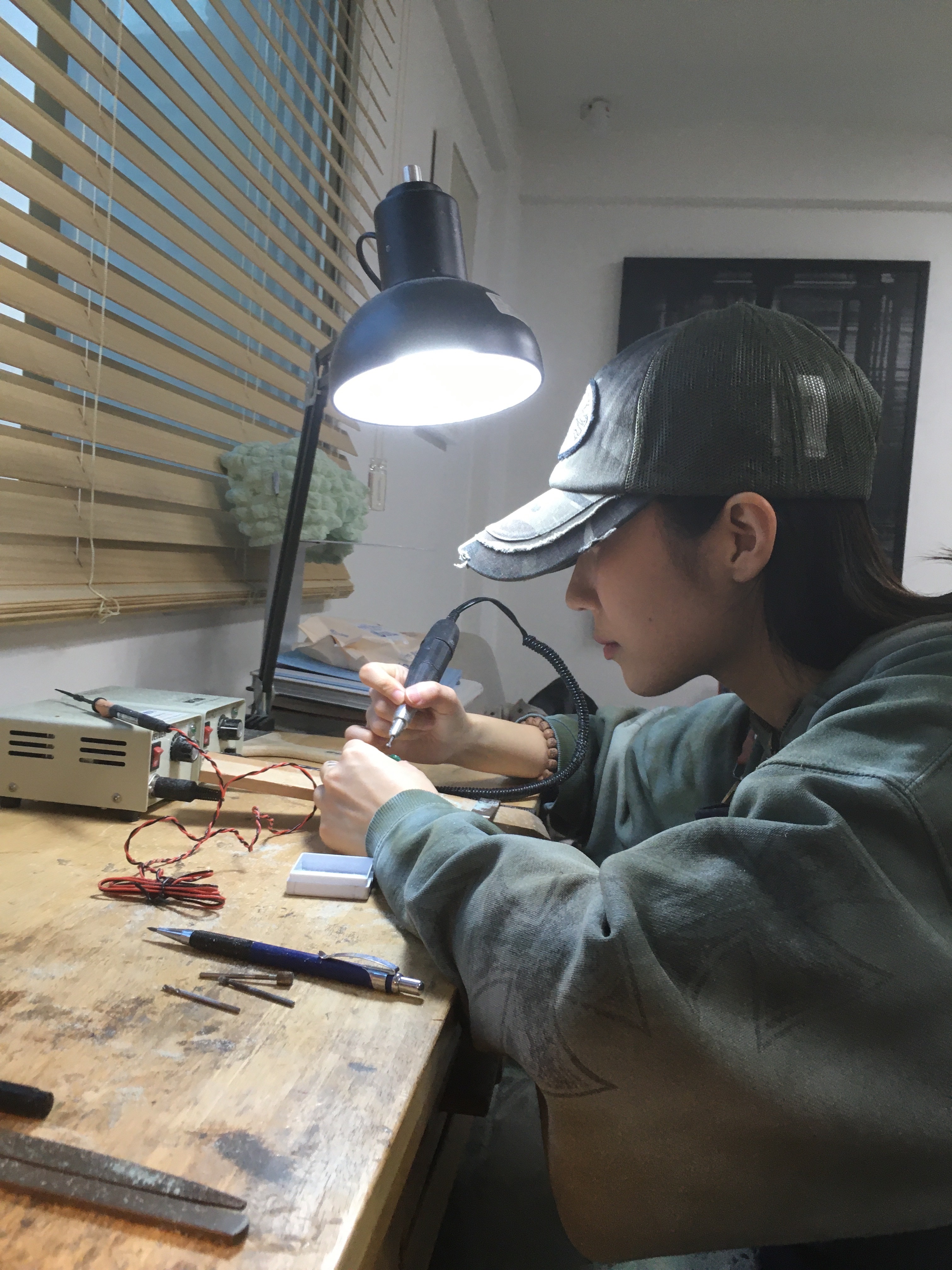 ETCE Skull Patch Trucker Cap Khaki 착용 스타일 - 2