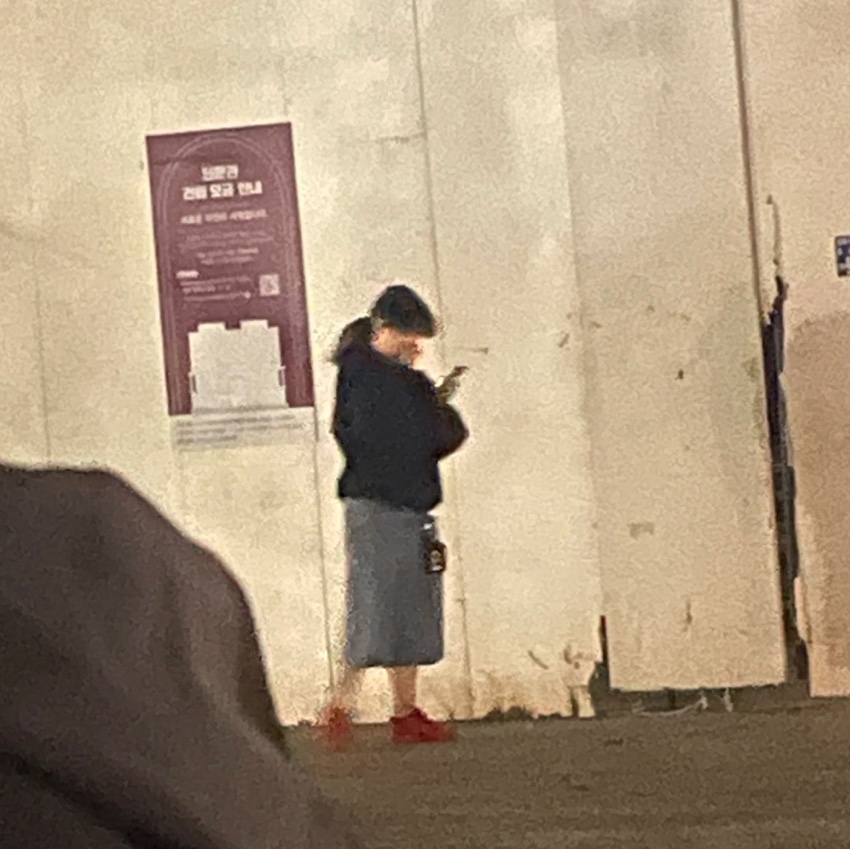 Yeezy x Gosha Rubchinskiy YZY Black Dogs Hoodie Black, Nike Air Force 1 '07 LV8 Low 1 Triple Red 착용 스타일