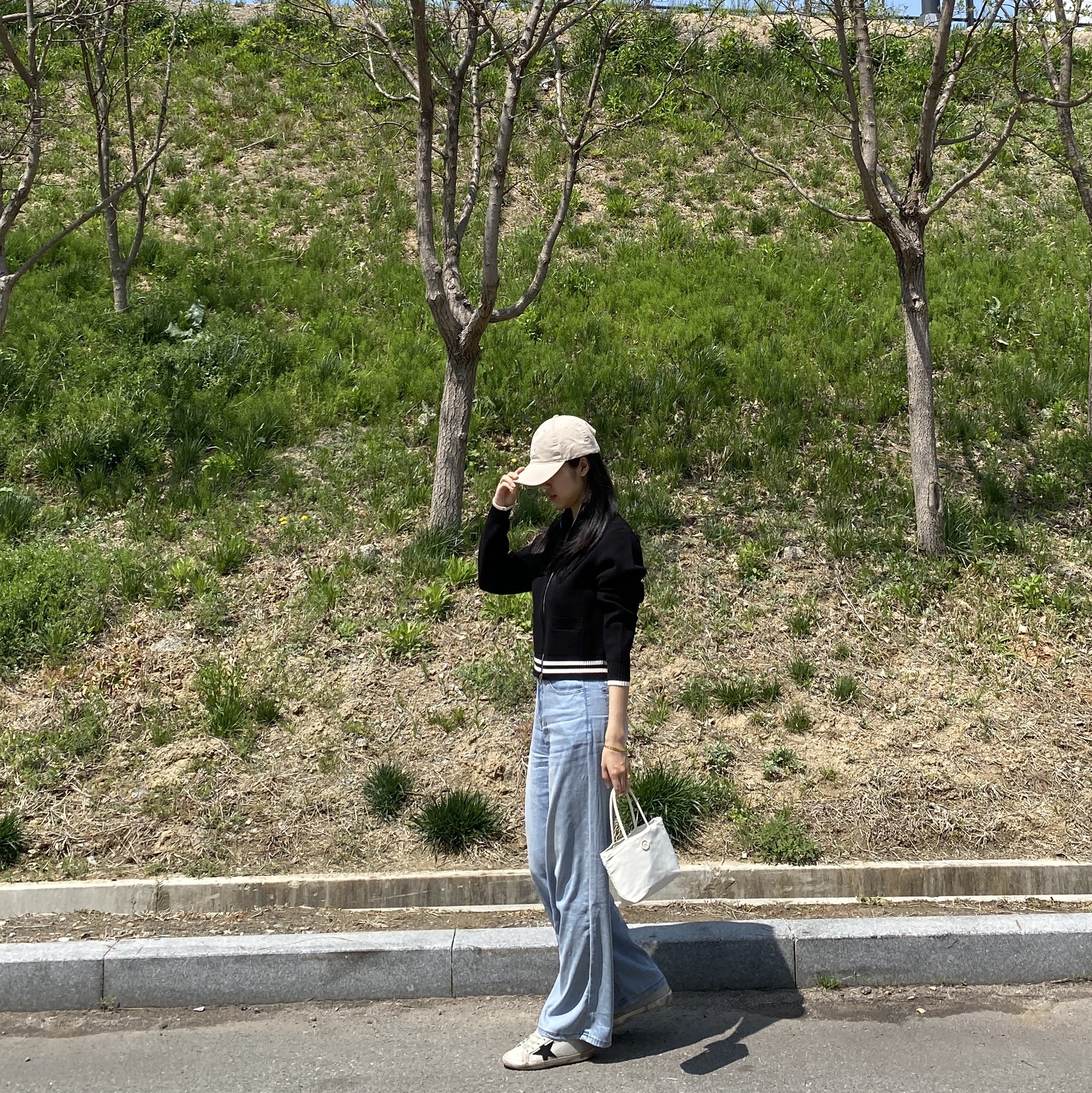 Matin Kim Spell Point Stripe Knit Cardigan Black, Golden Goose Superstar Grey Code Sneakers 착용 스타일 - 3