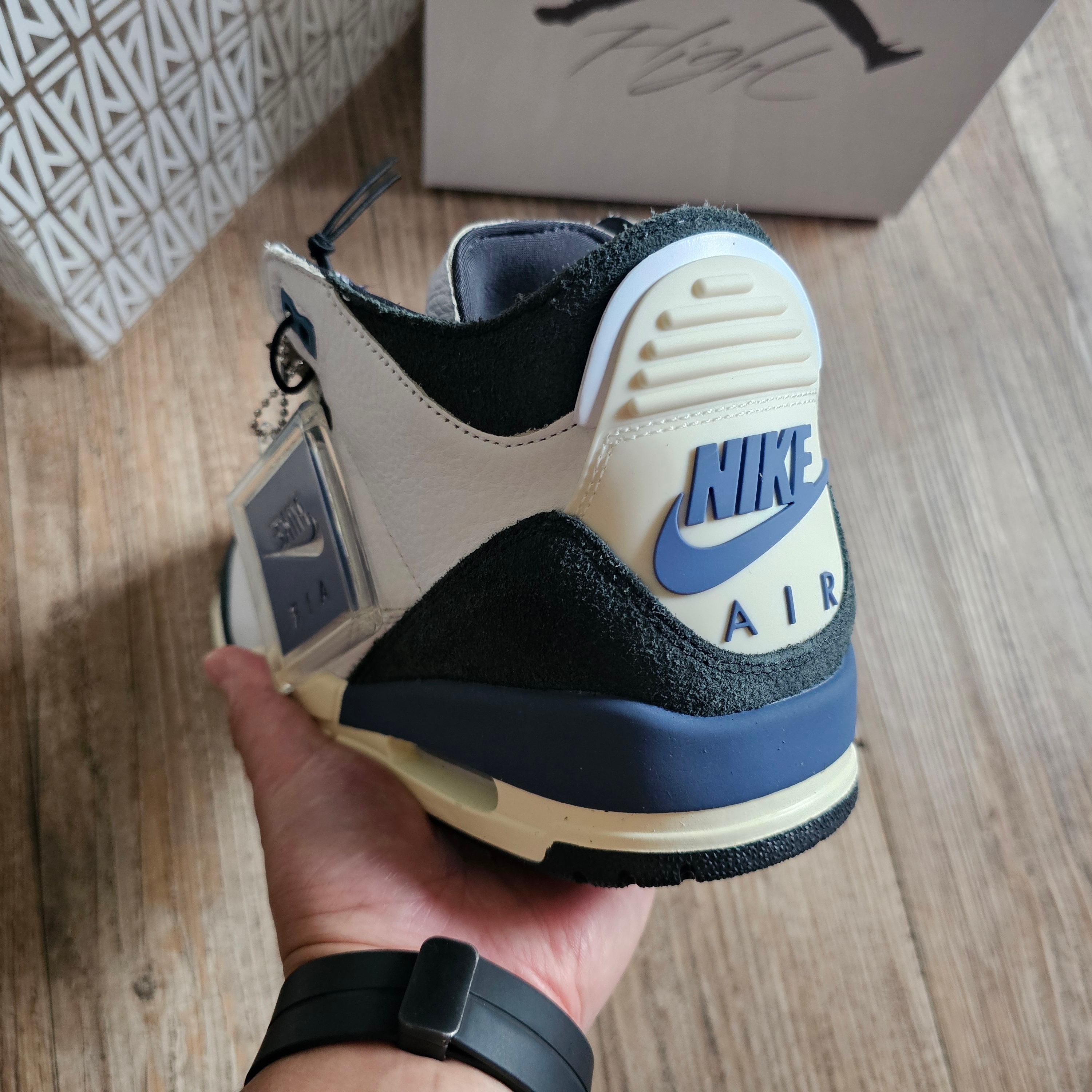 Jordan 3 x A Ma Maniere Retro OG SP For The Love, Supreme Faux Fur Reversible Hooded Track Jacket Red - 25SS 착용 스타일 - 4